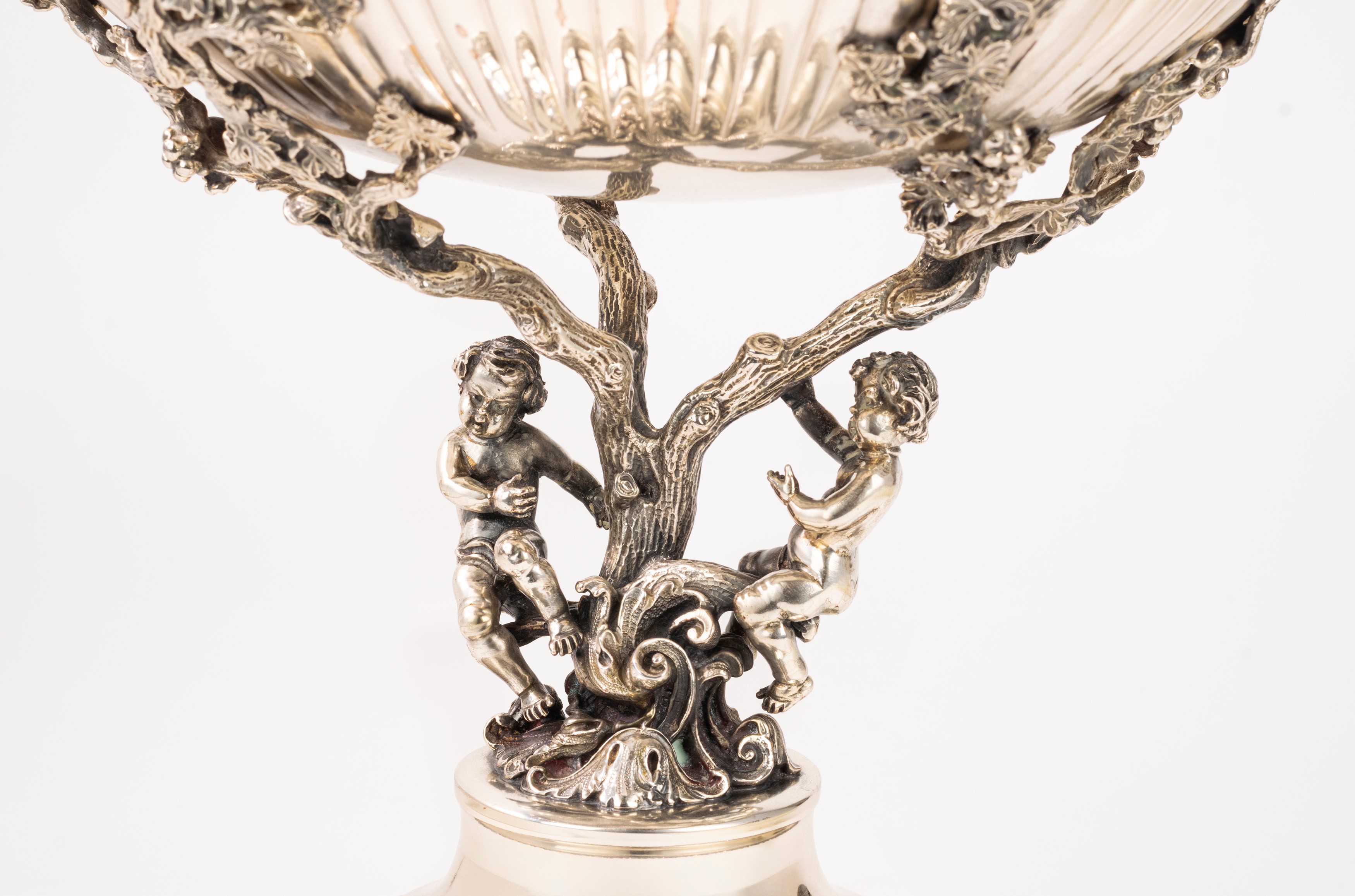 Grande coppa centrotavola con putti