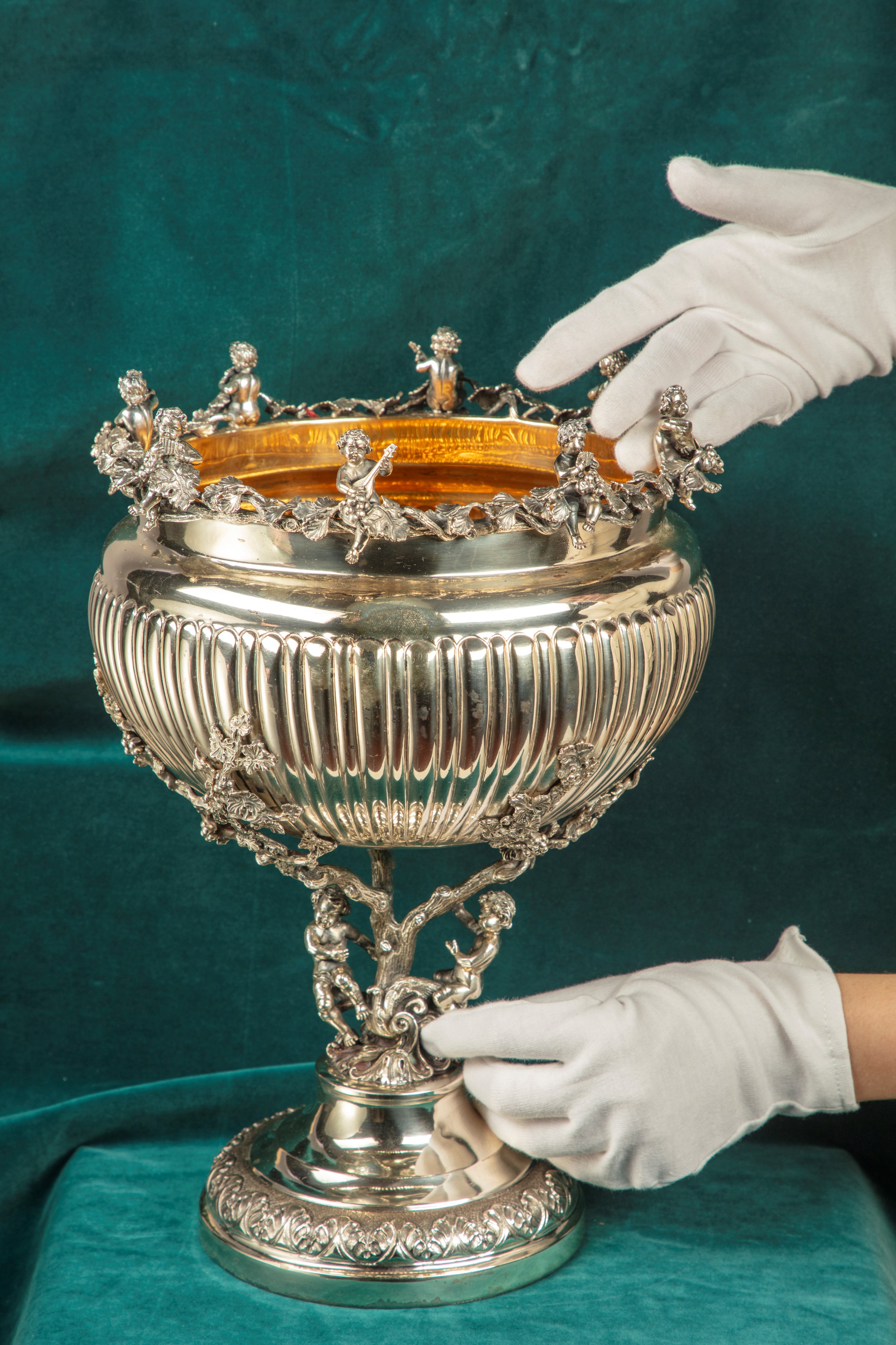 Grande coppa centrotavola con putti