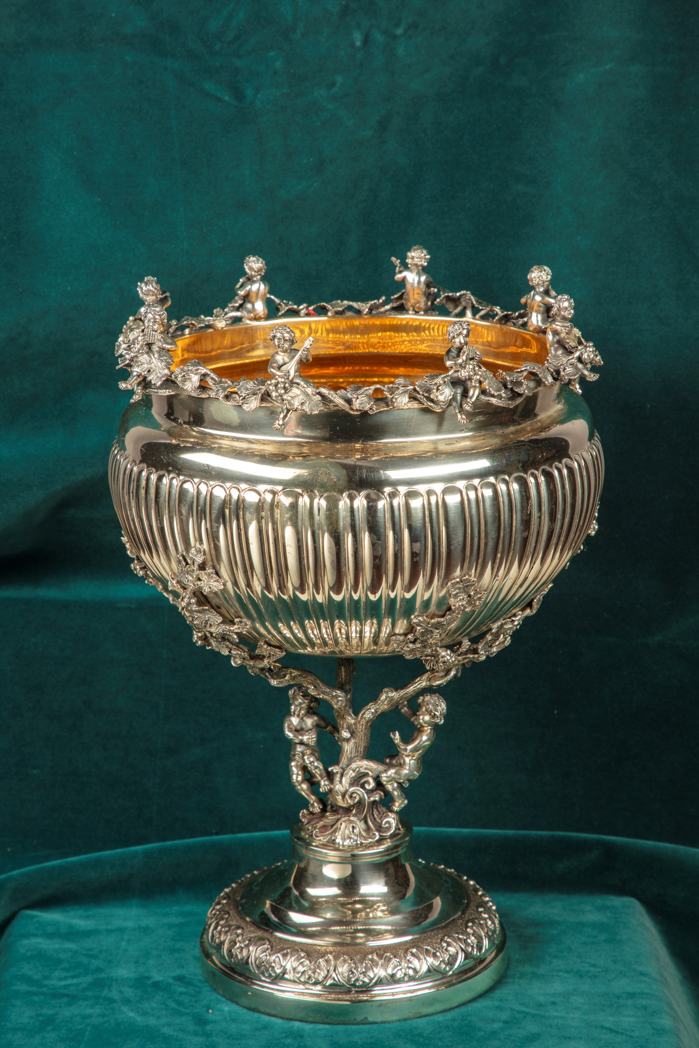 Grande coppa centrotavola con putti