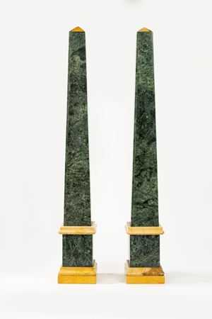 Coppia di obelischi in marmo verde e giallo, secolo XX