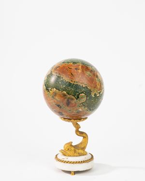 Sfera in marmo su base in bronzo dorato e marmo bianco, secolo XX