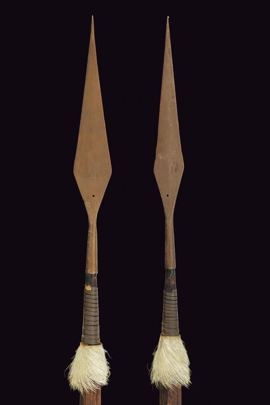 Lotto di due piccole lance rituali