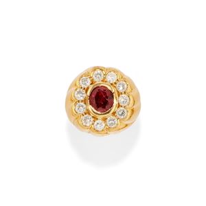 Anello con pietra rossa e diamanti 