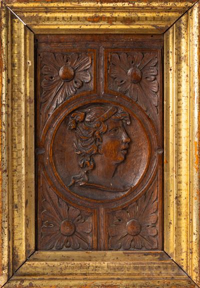 Pannello in Legno Intagliato Entro Cornice Dorata