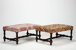 Coppia di panchetti in legno intagliato, secolo XVII