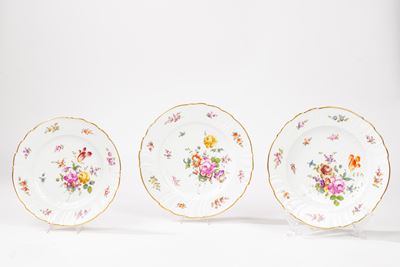 Parte di Servizio da Tavola in Porcellana Bianca con Decoro Policromo alla Rosa e Fiori Sparsi