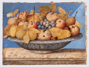 Mele, pere, uva, castagne e altri frutti in un'alzata di ceramica bianca e blu su un piano di pietra