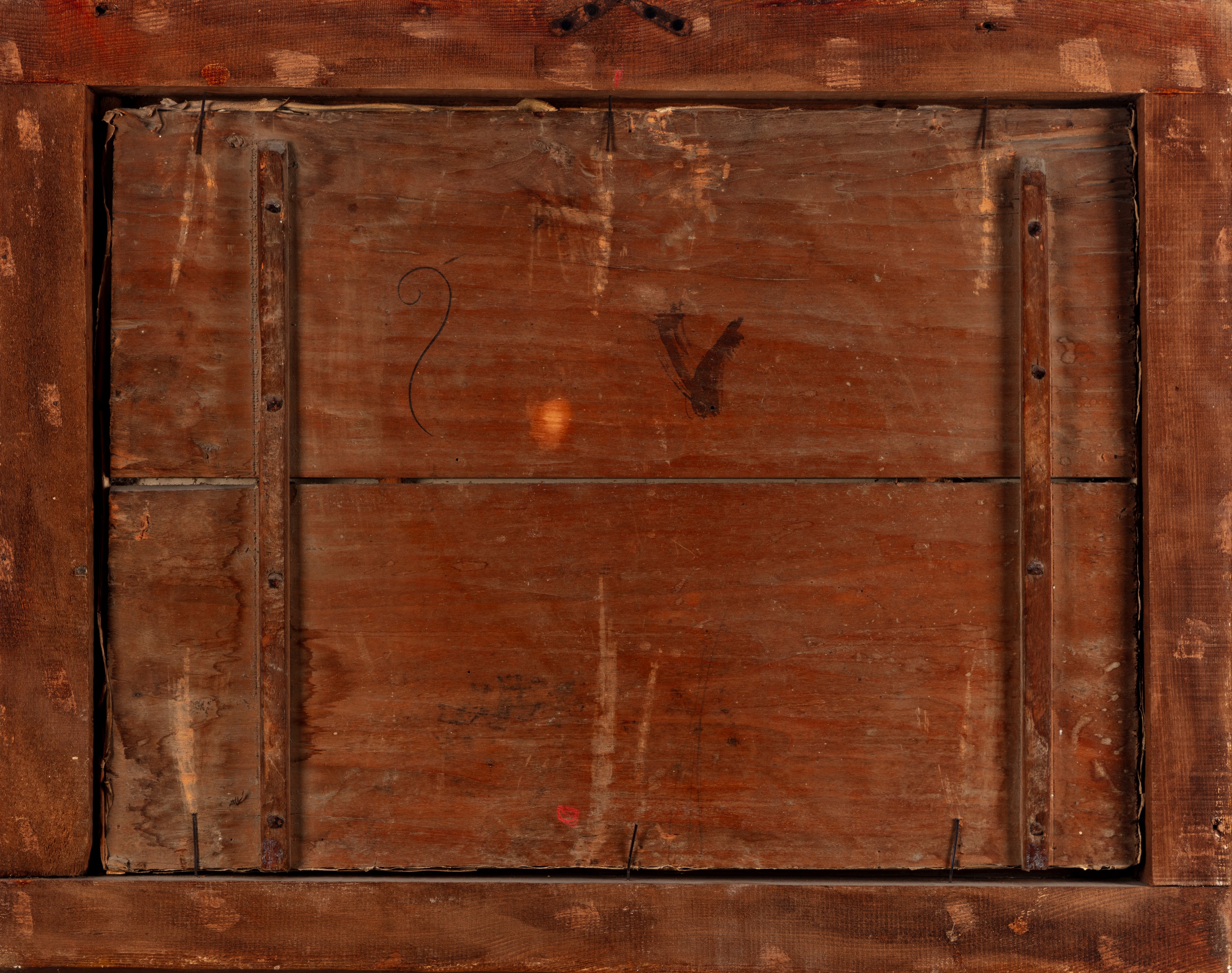 Mele, pere, uva, castagne e altri frutti in un'alzata di ceramica bianca e blu su un piano di pie...