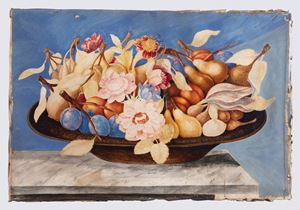 Pere, prugne, albicocche, altri frutti e fiori in un'alzata su un piano di pietra