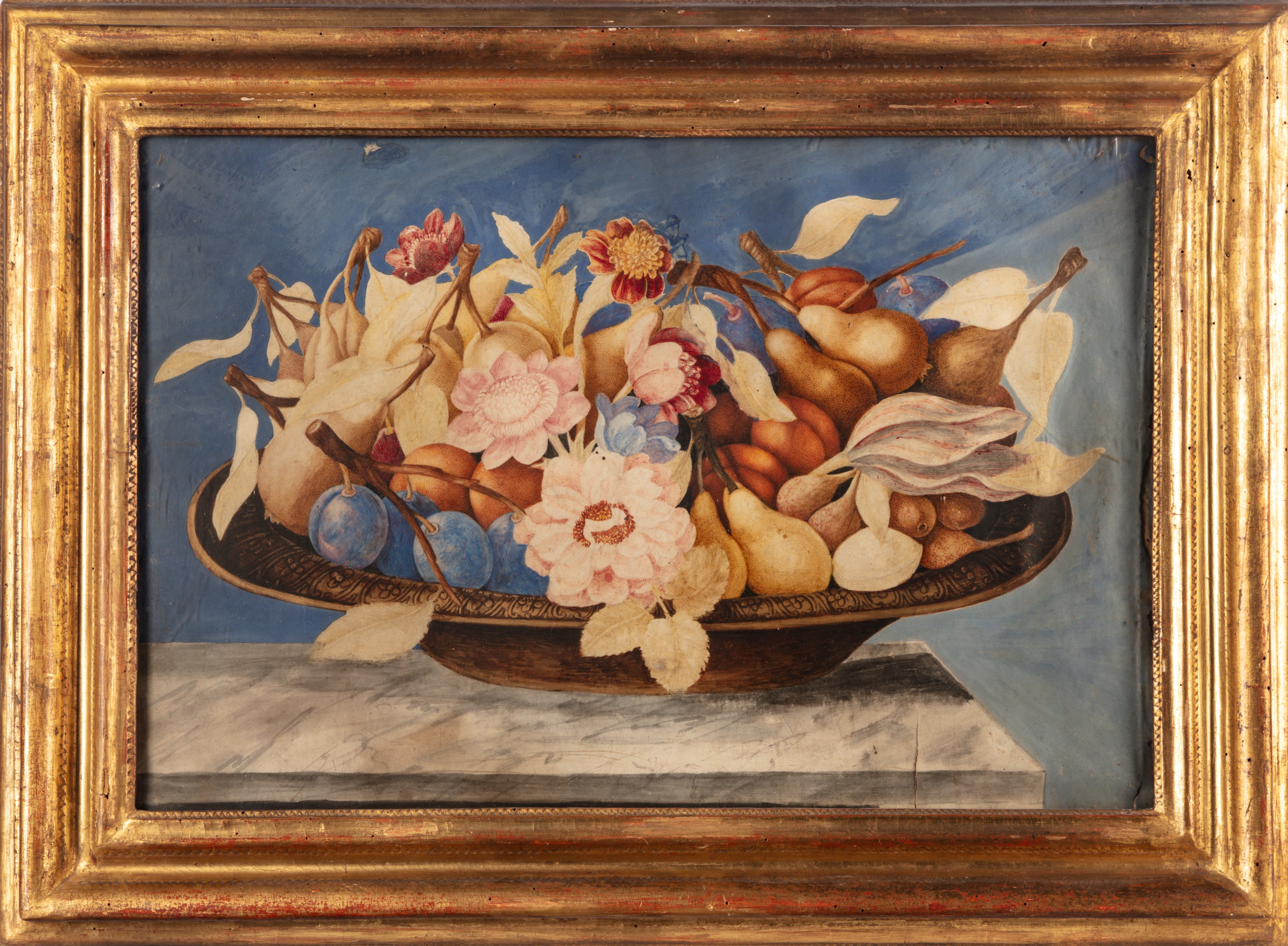 Pere, prugne, albicocche, altri frutti e fiori in un'alzata su un piano di pietra