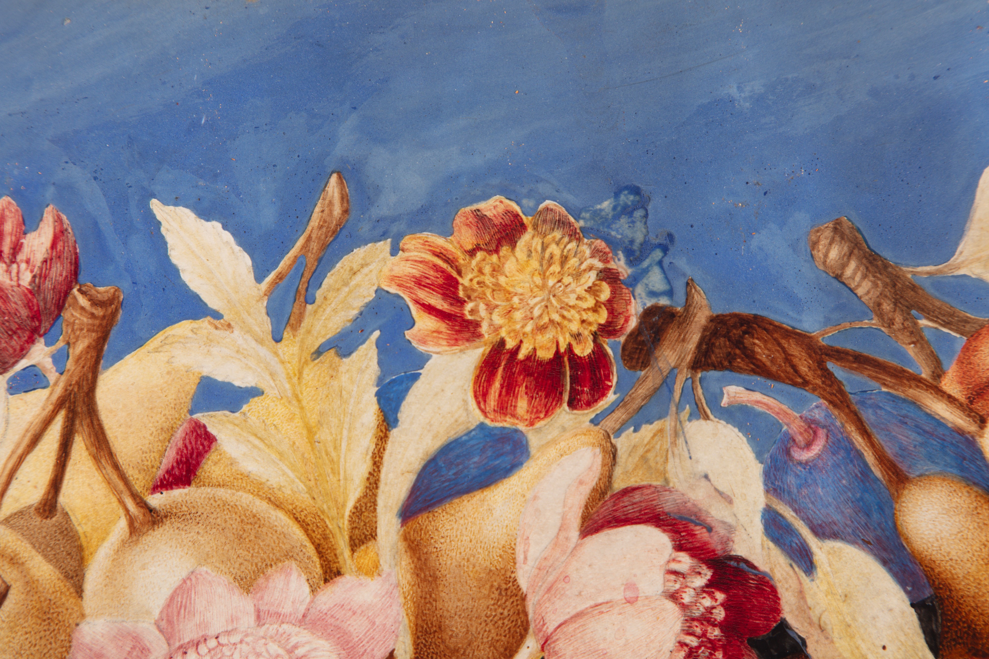 Pere, prugne, albicocche, altri frutti e fiori in un'alzata su un piano di pietra