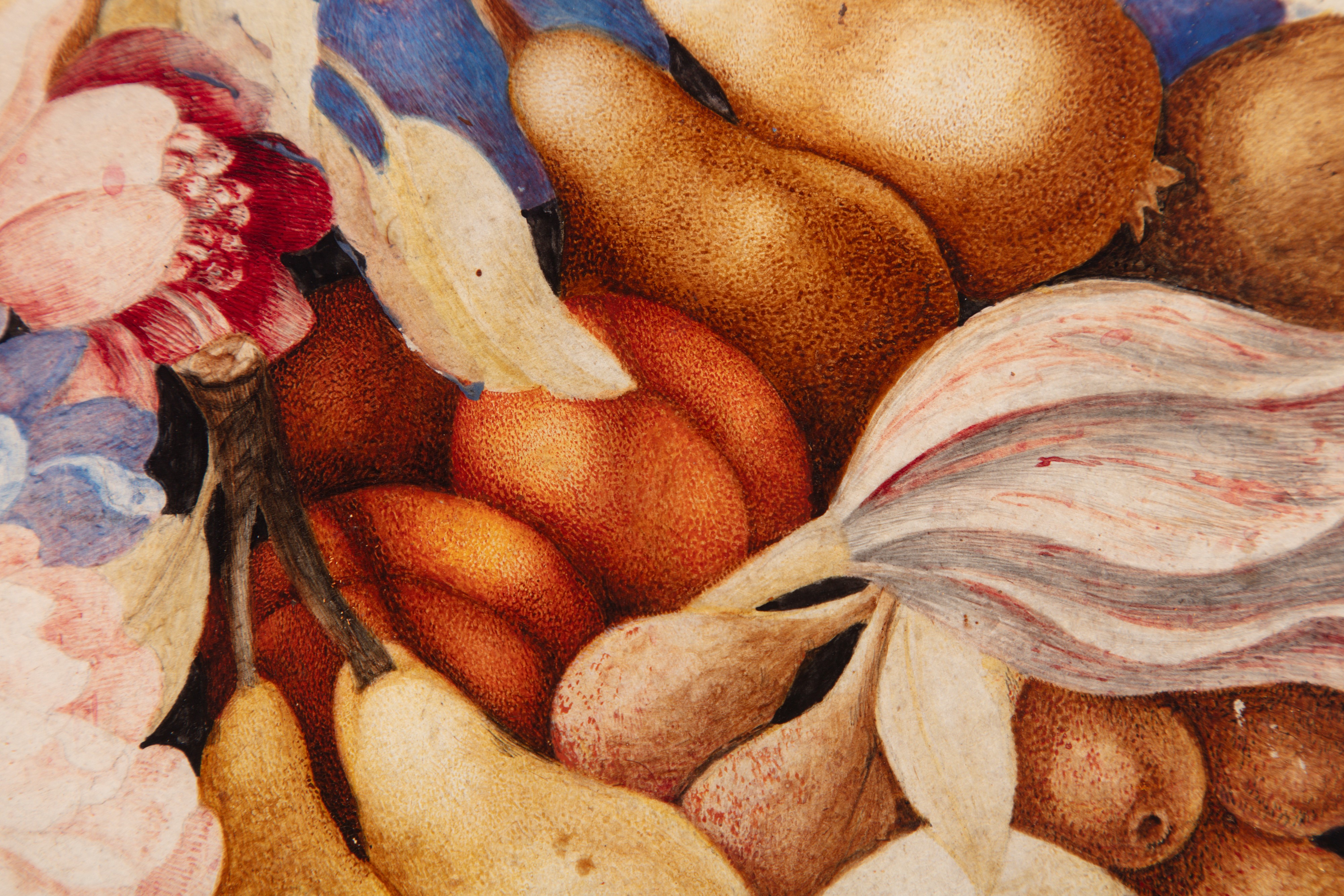 Pere, prugne, albicocche, altri frutti e fiori in un'alzata su un piano di pietra