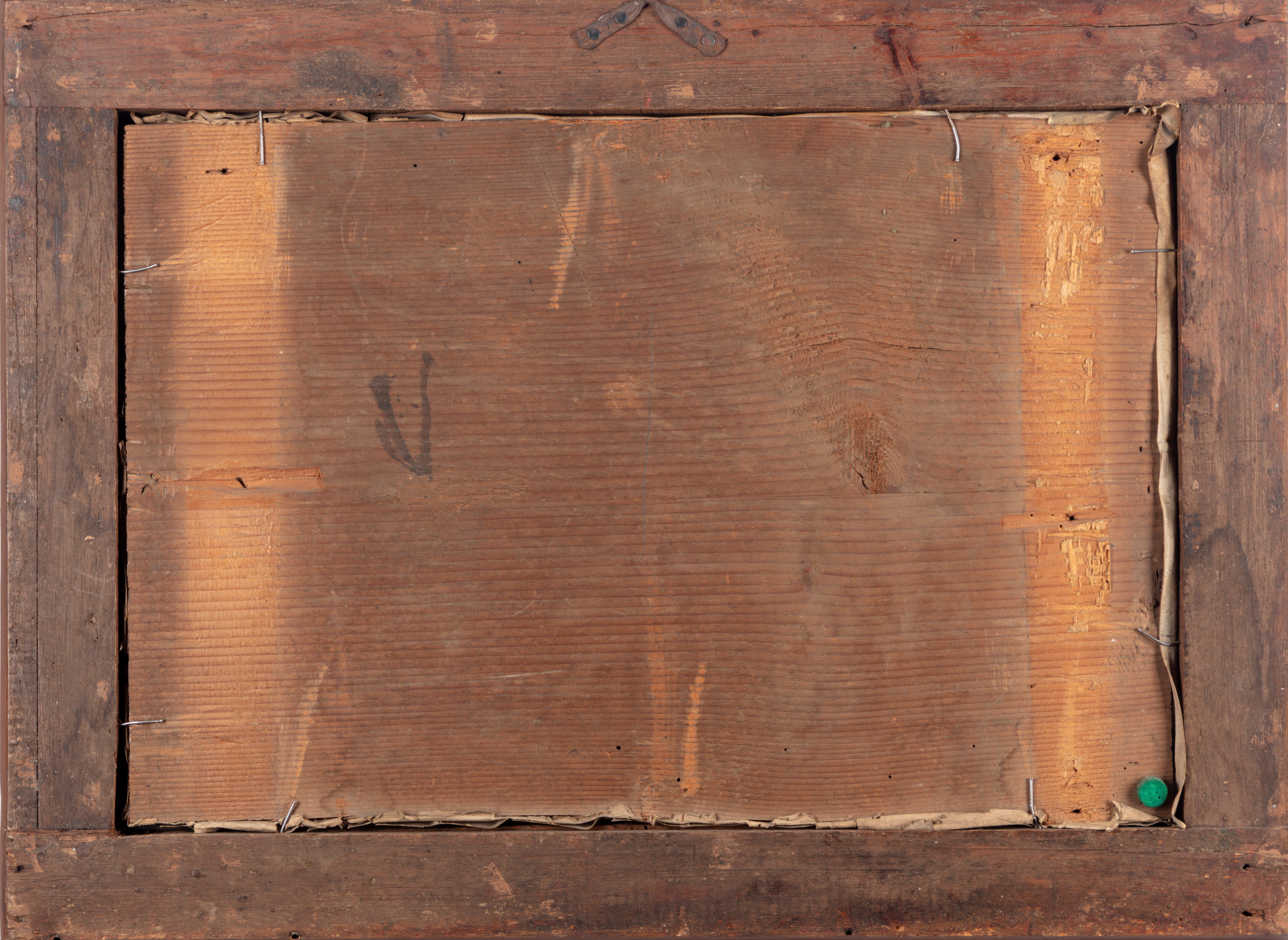 Pere, prugne, albicocche, altri frutti e fiori in un'alzata su un piano di pietra