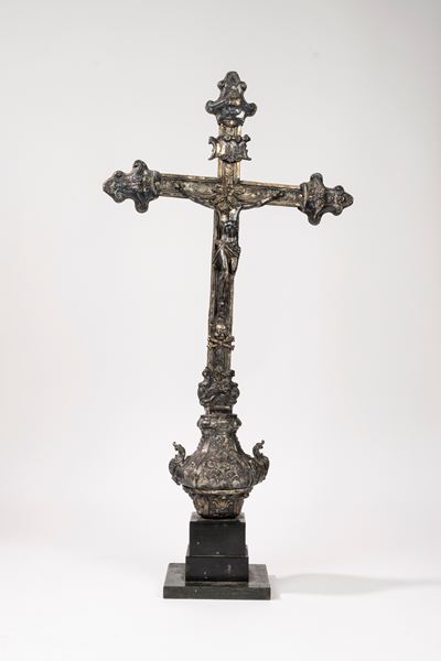 Croce Astile in Argento Cesellato e Sbalzato