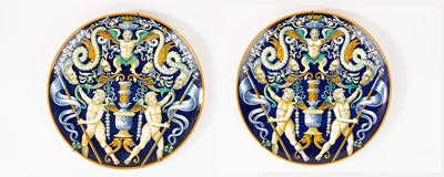 Coppia di Grandi Piatti da Parata in Maiolica Policroma. Manifattura di Richard Ginori, Fine Seco...