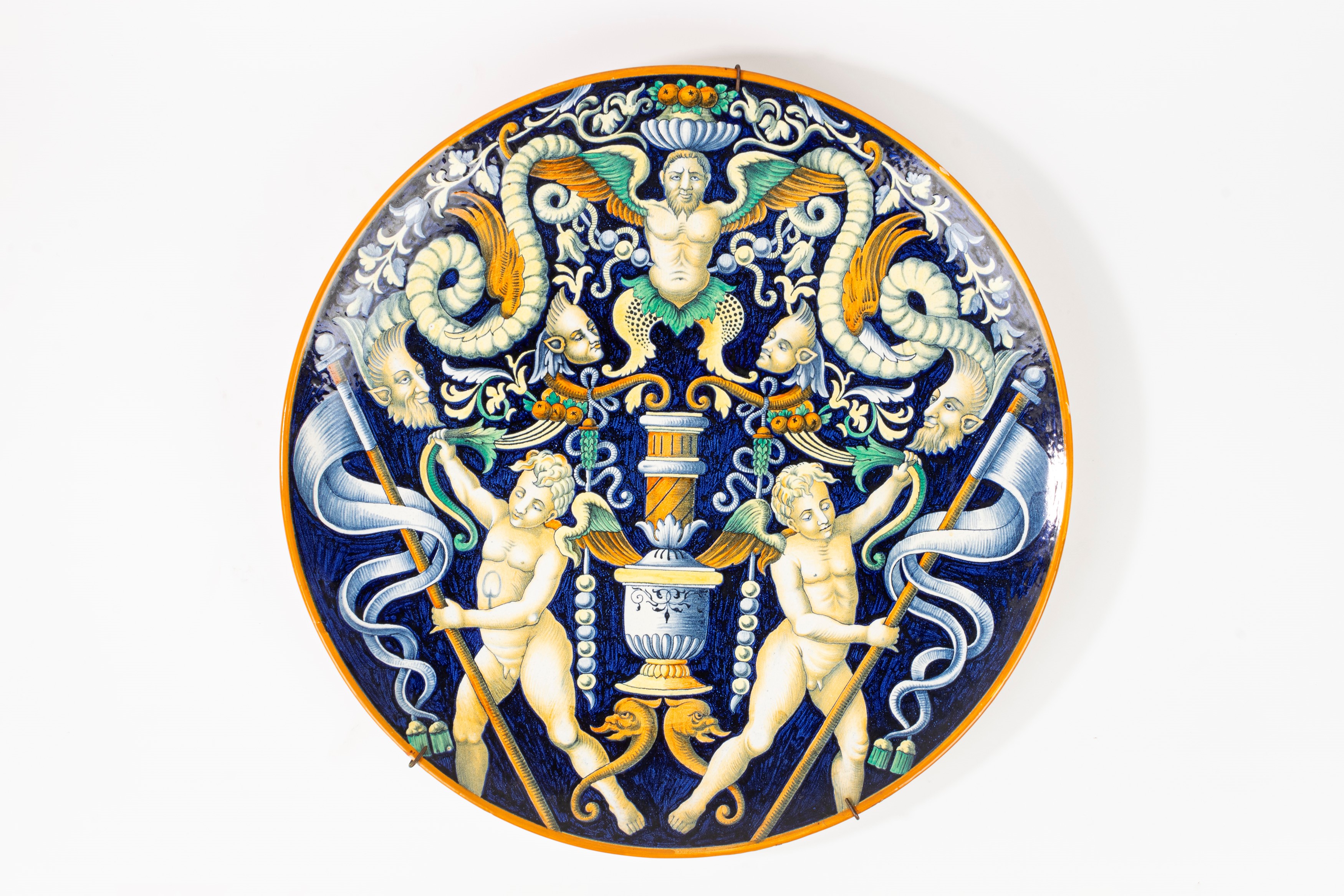 Coppia di Grandi Piatti da Parata in Maiolica Policroma. Manifattura di Richard Ginori, Fine Seco...