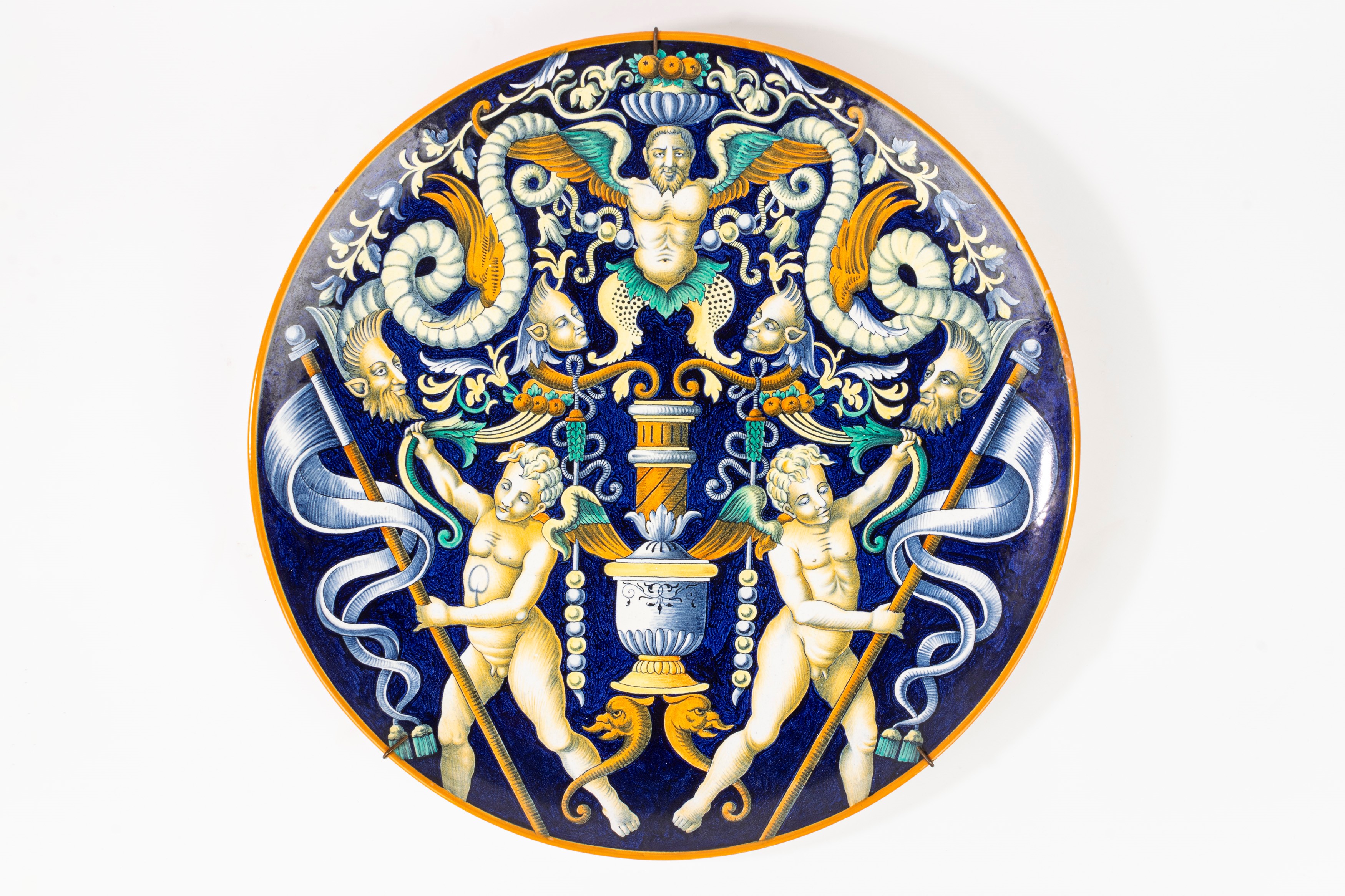 Coppia di Grandi Piatti da Parata in Maiolica Policroma. Manifattura di Richard Ginori, Fine Seco...