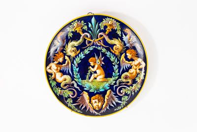 Piatto da Parata in Maiolica Policroma. Manifattura di Ginori, Fine Secolo XIX