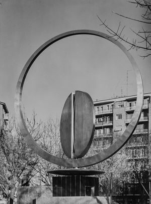 "Ritmi circolari" scultura di Carmelo Cappello in piazza Sei Febbraio, Milano