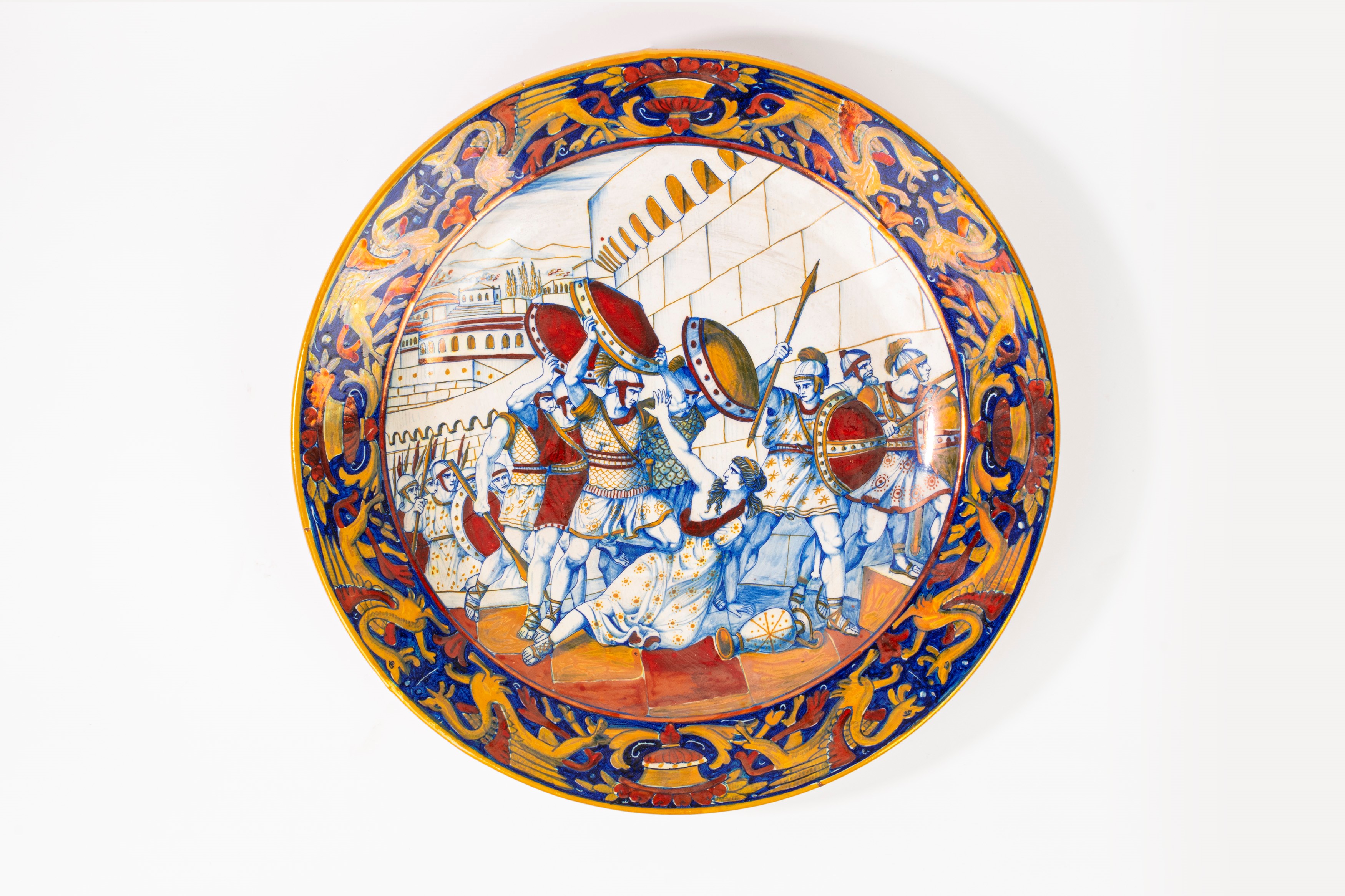 Due piatti da parata istoriati in maiolica policroma a lustro. Manifattura Mastro Giorgio, Gualdo...