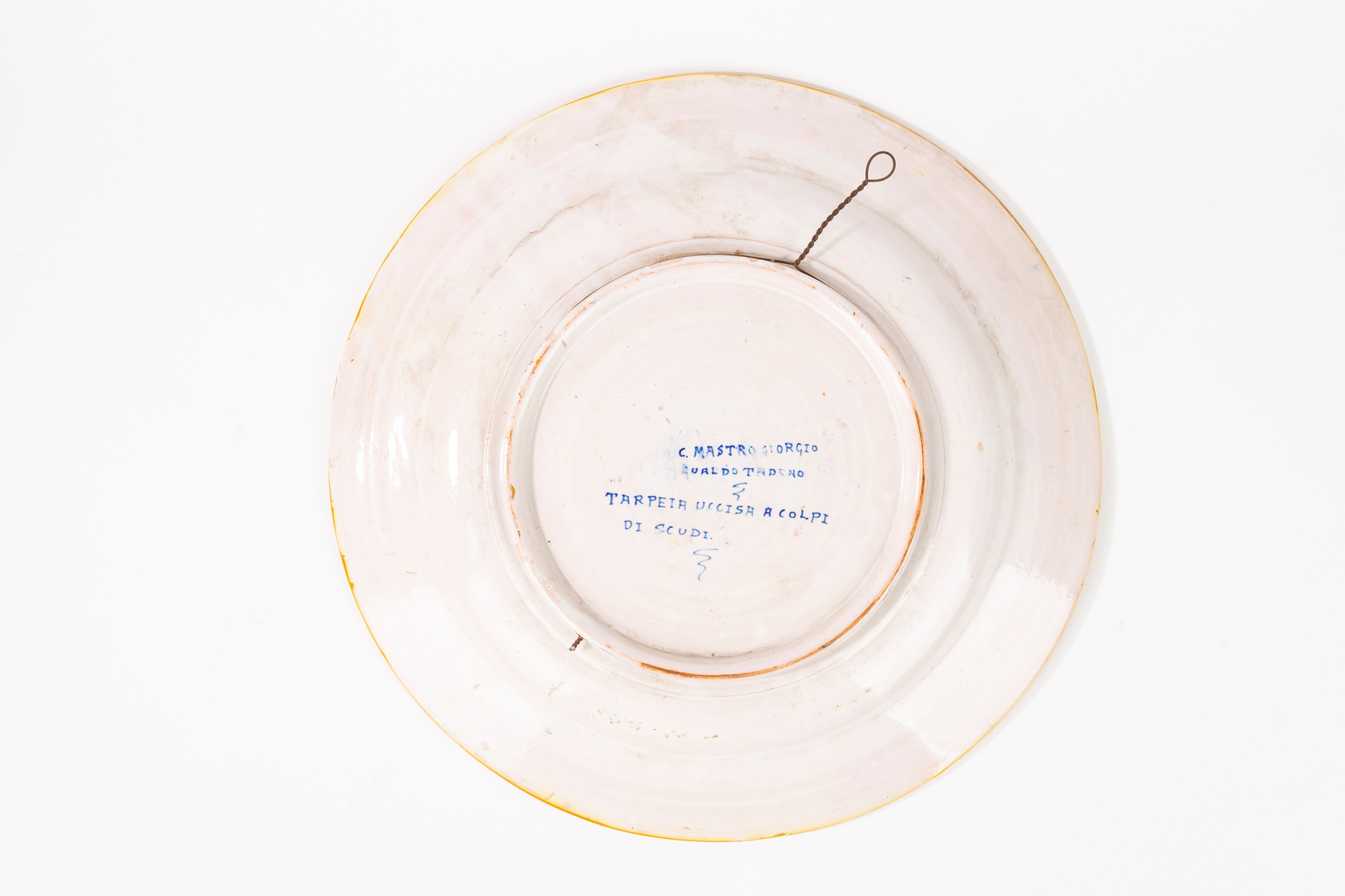 Due piatti da parata istoriati in maiolica policroma a lustro. Manifattura Mastro Giorgio, Gualdo...