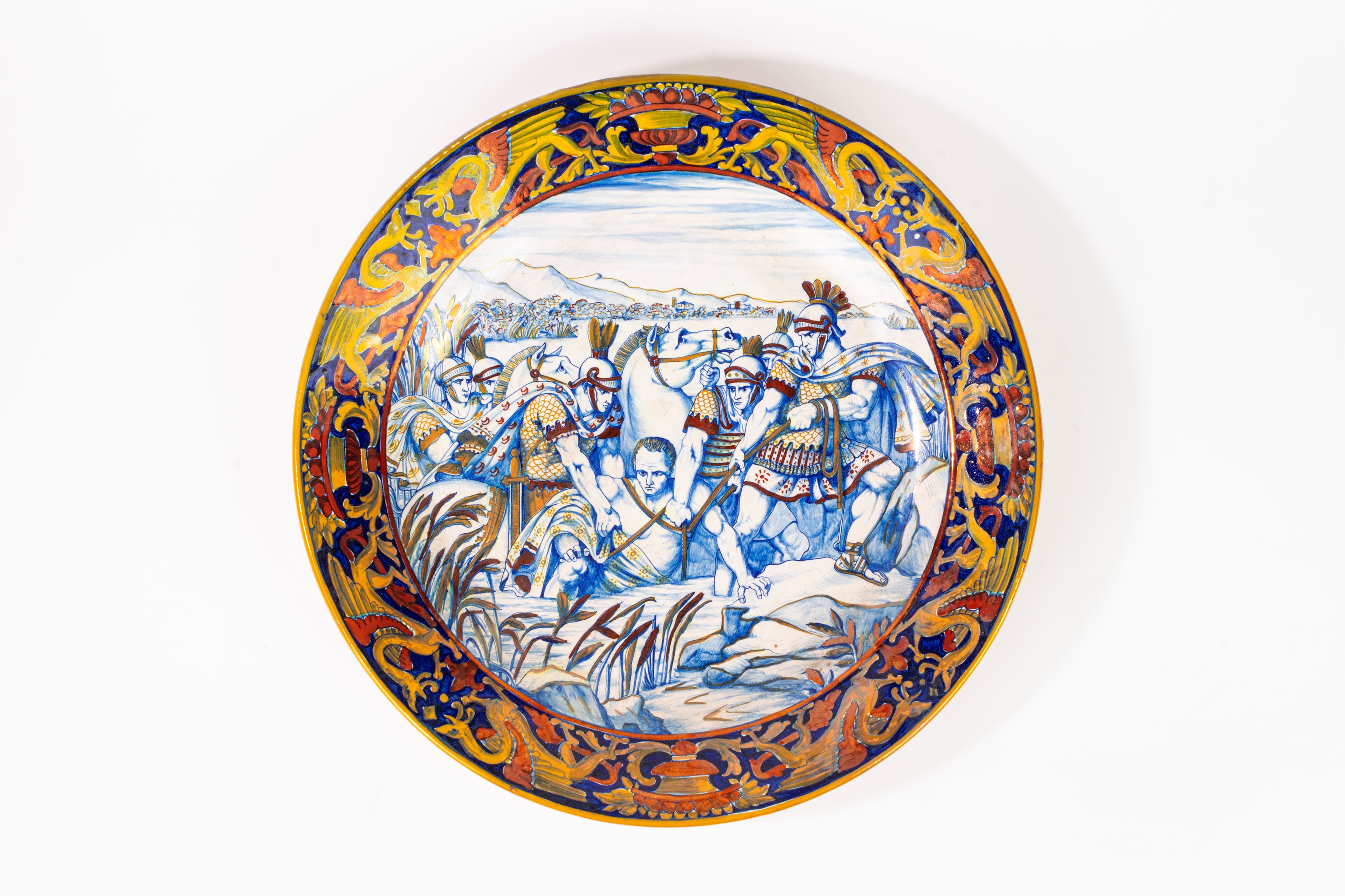 Due piatti da parata istoriati in maiolica policroma a lustro. Manifattura Mastro Giorgio, Gualdo...