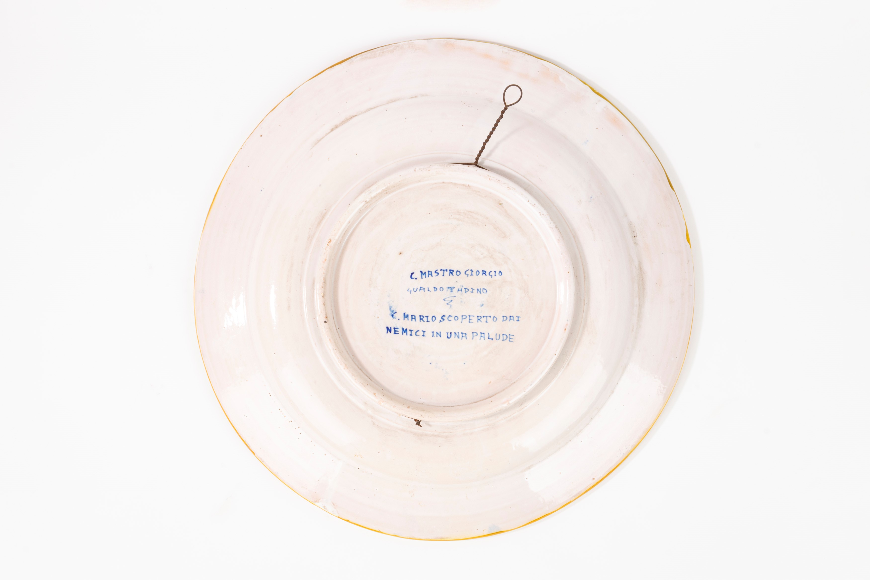 Due piatti da parata istoriati in maiolica policroma a lustro. Manifattura Mastro Giorgio, Gualdo...