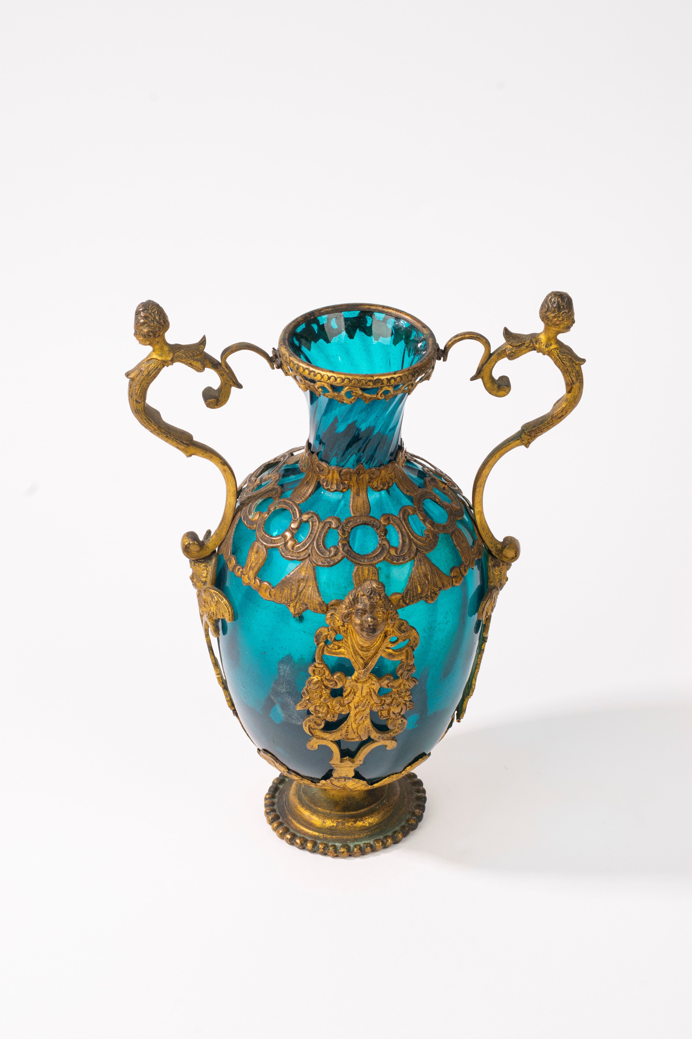 Vaso in vetro azzurro soffiato e costolato, montato in bronzo dorato e cesellato, secolo XIX