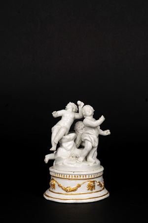Gruppo scultoreo in porcellana raffigurante putti che raccolgono uova, manifattura di Bassano, seconda metà del secolo XVIII