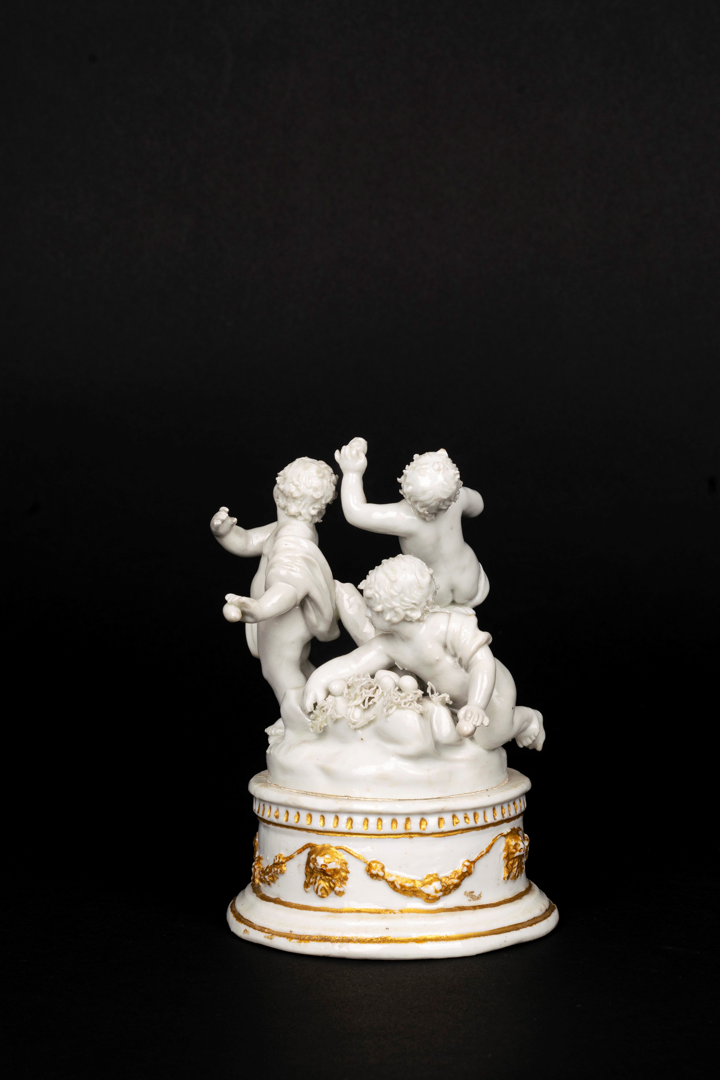 Gruppo scultoreo in porcellana raffigurante putti che raccolgono uova, manifattura di Bassano, se...