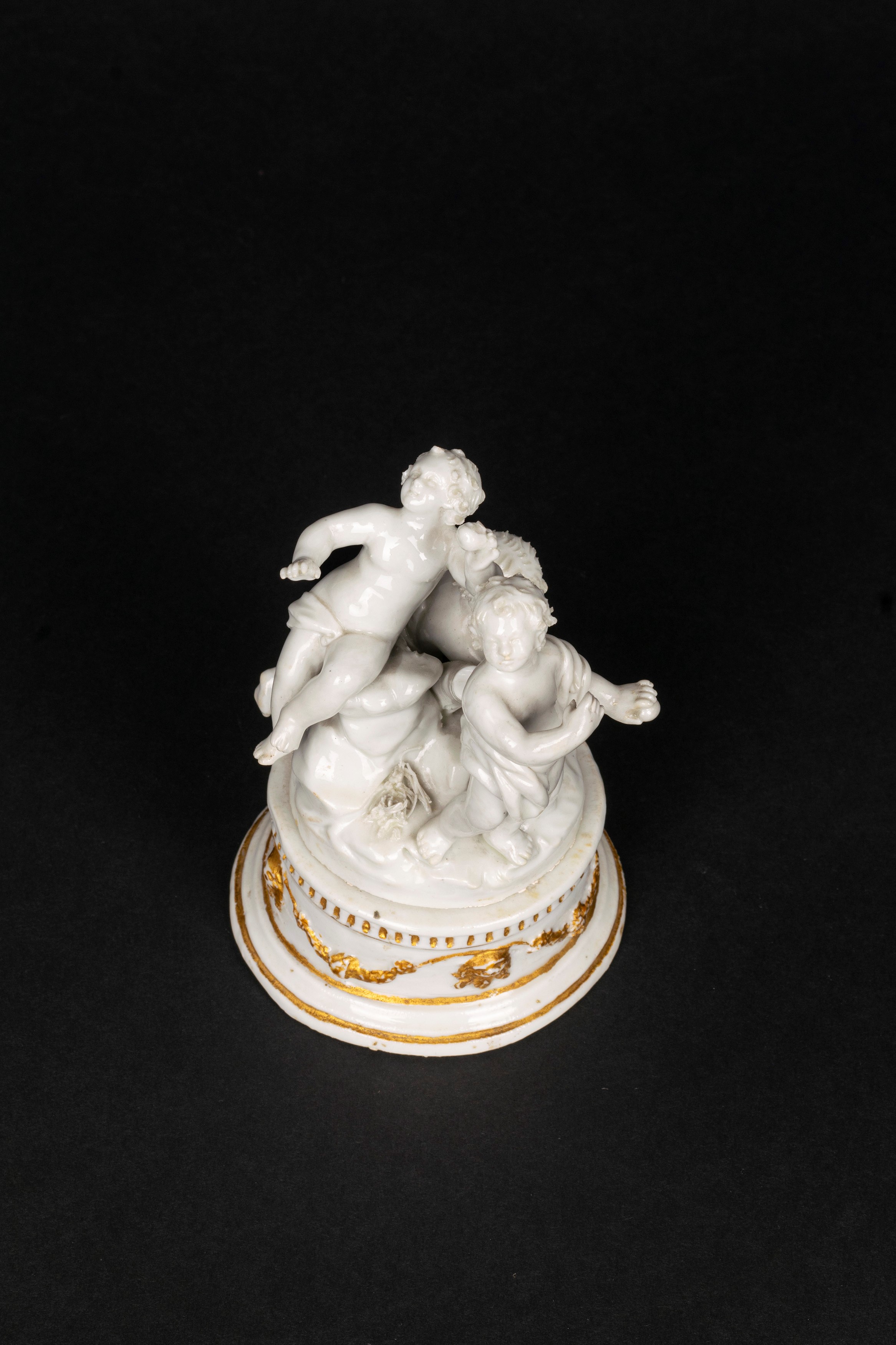 Gruppo scultoreo in porcellana raffigurante putti che raccolgono uova, manifattura di Bassano, se...