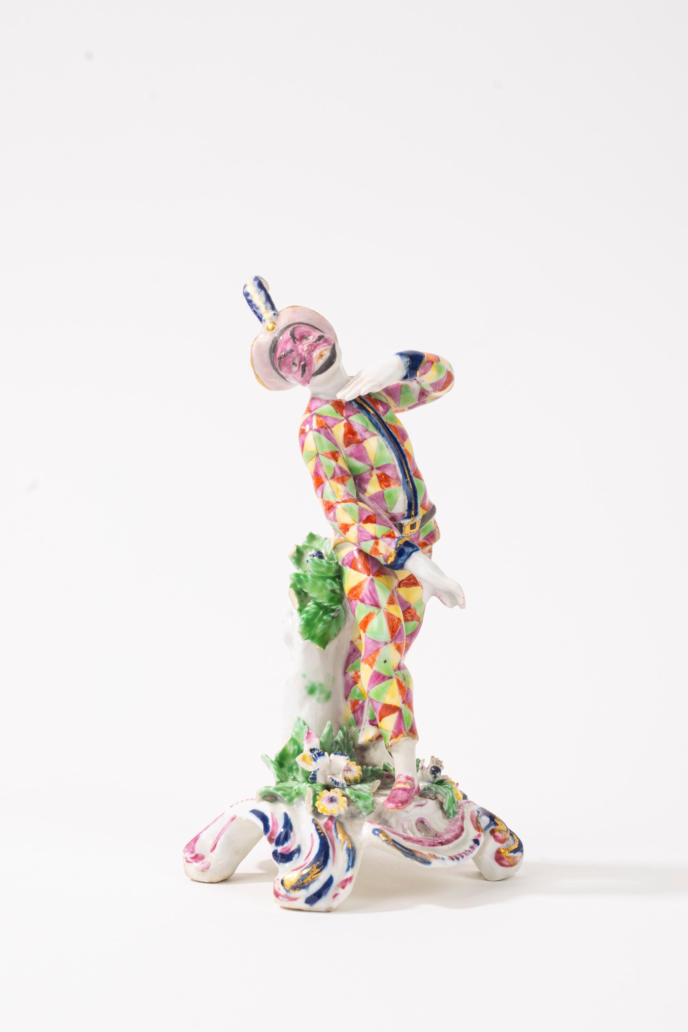 Due statuette raffiguranti Arlecchino e Colombina in porcellana policroma, secolo XIX-XX