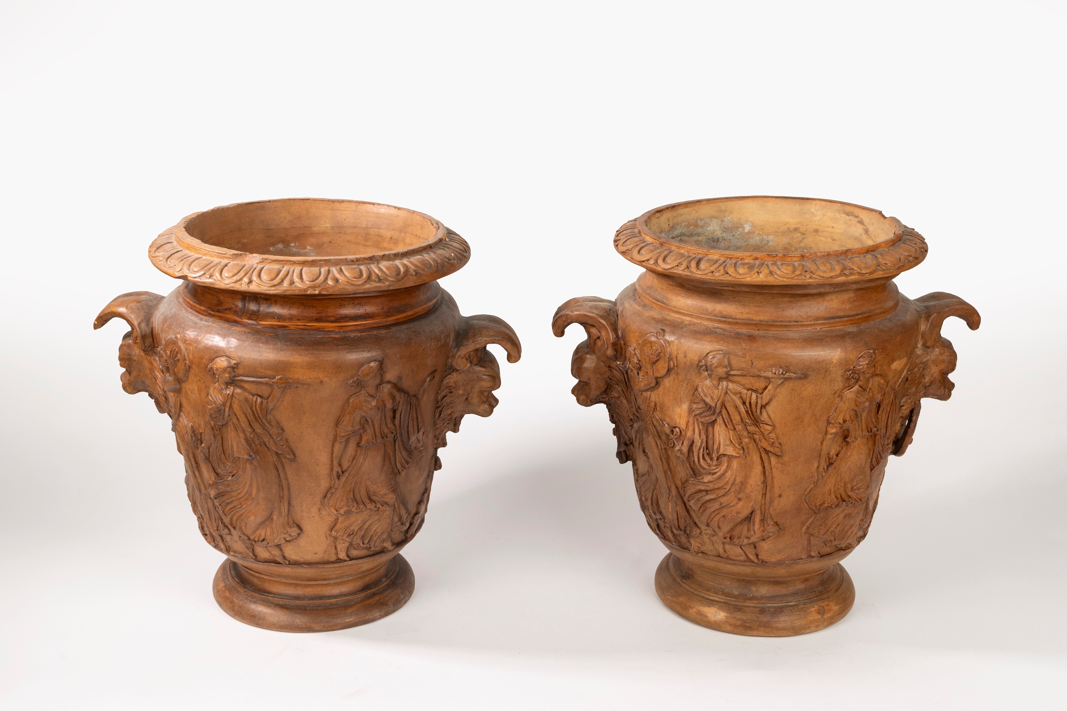 Coppia di vasi a cratere biansati in terracotta, secolo XIX