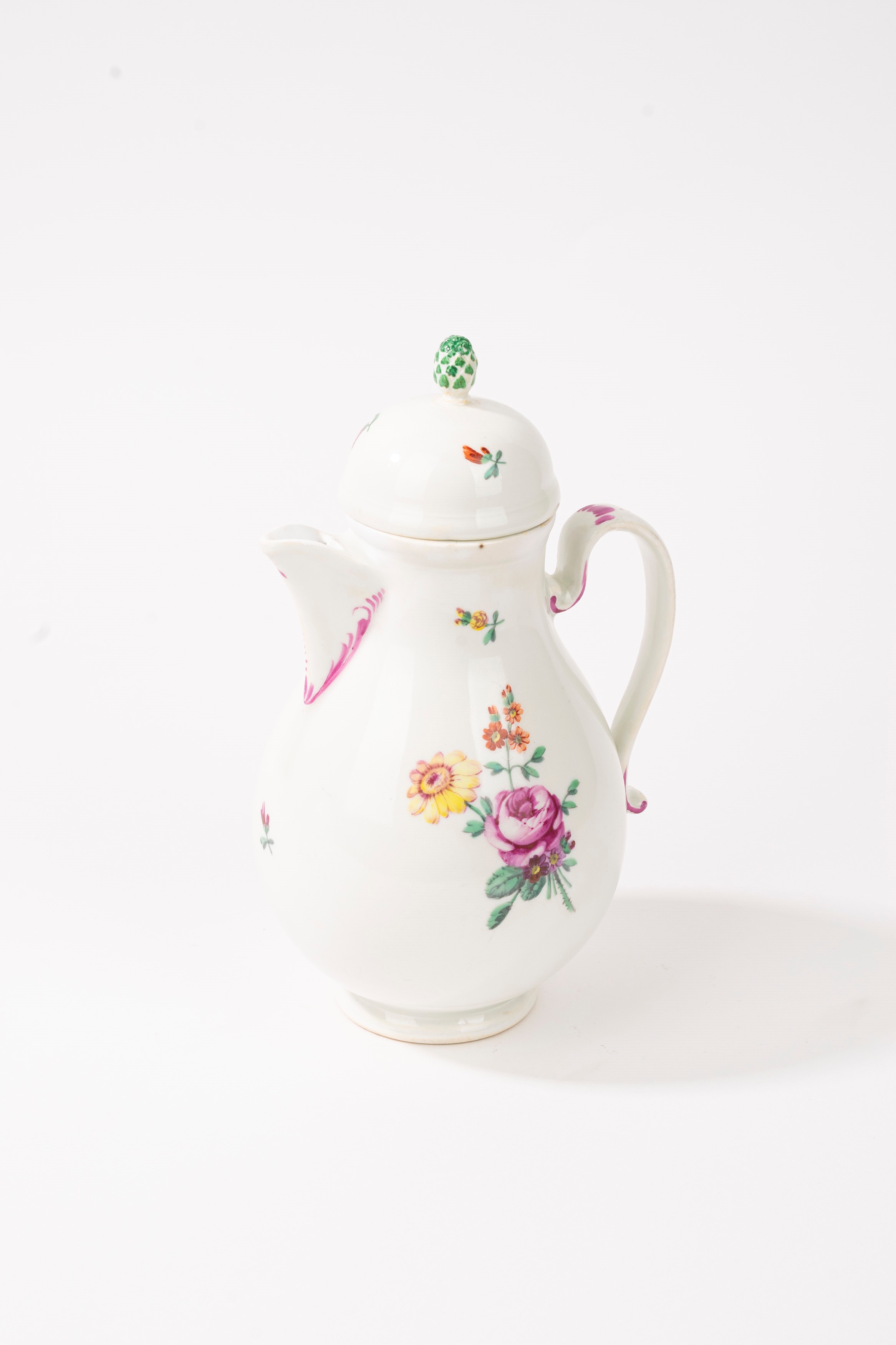 Caffettiera in porcellana bianca e policroma, manifattura di Vienna, seconda metà del secolo XVII...
