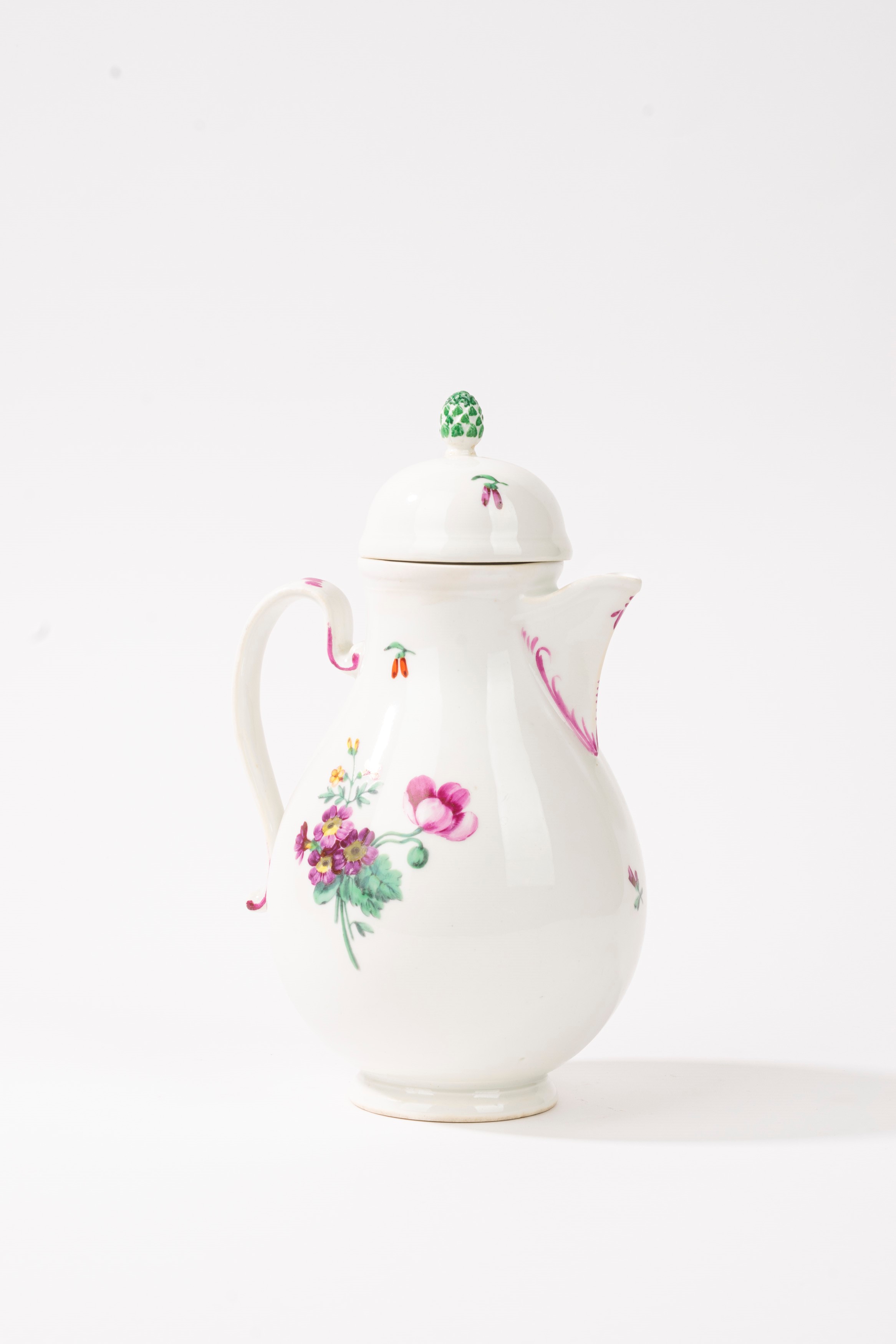 Caffettiera in porcellana bianca e policroma, manifattura di Vienna, seconda metà del secolo XVII...