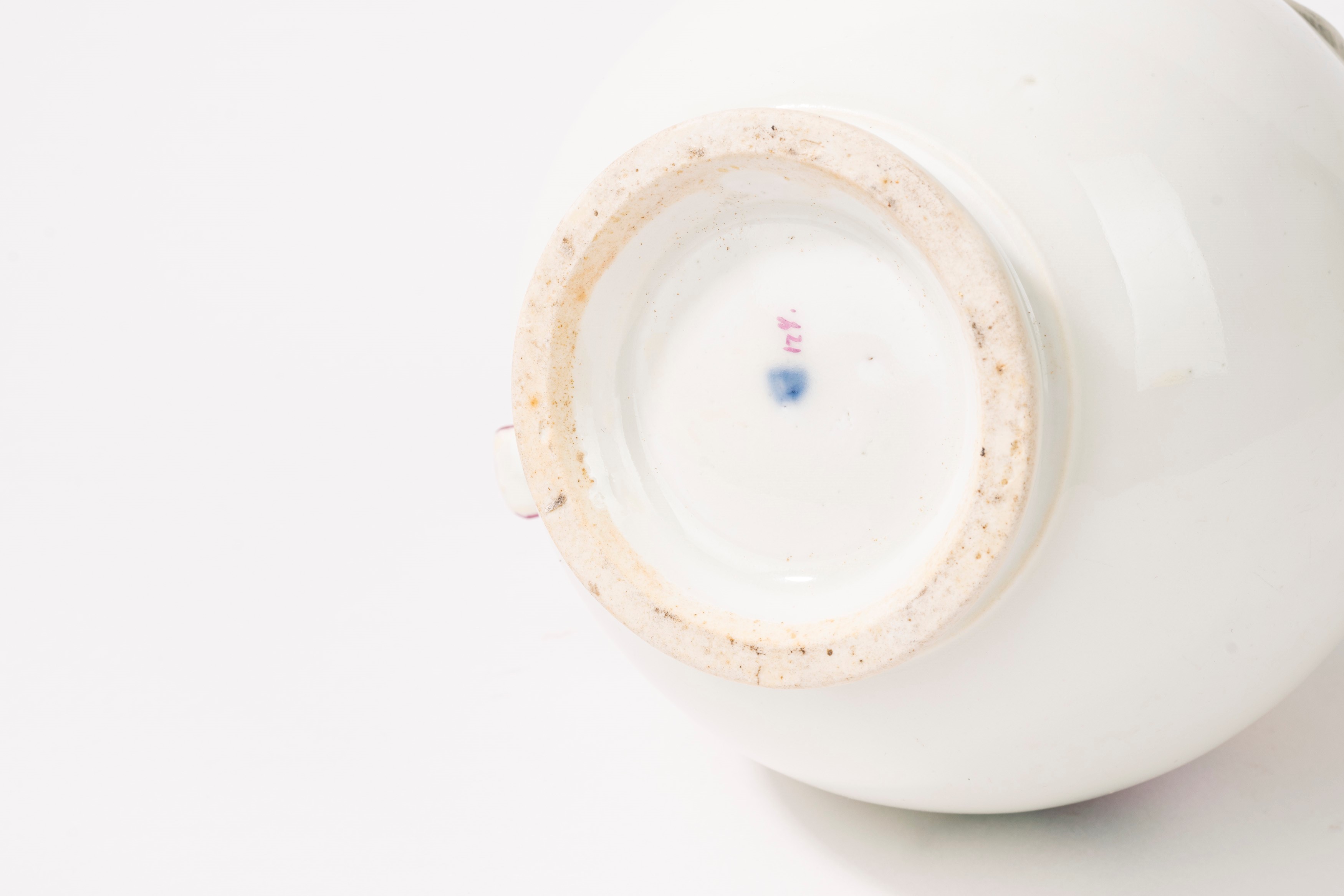 Caffettiera in porcellana bianca e policroma, manifattura di Vienna, seconda metà del secolo XVII...