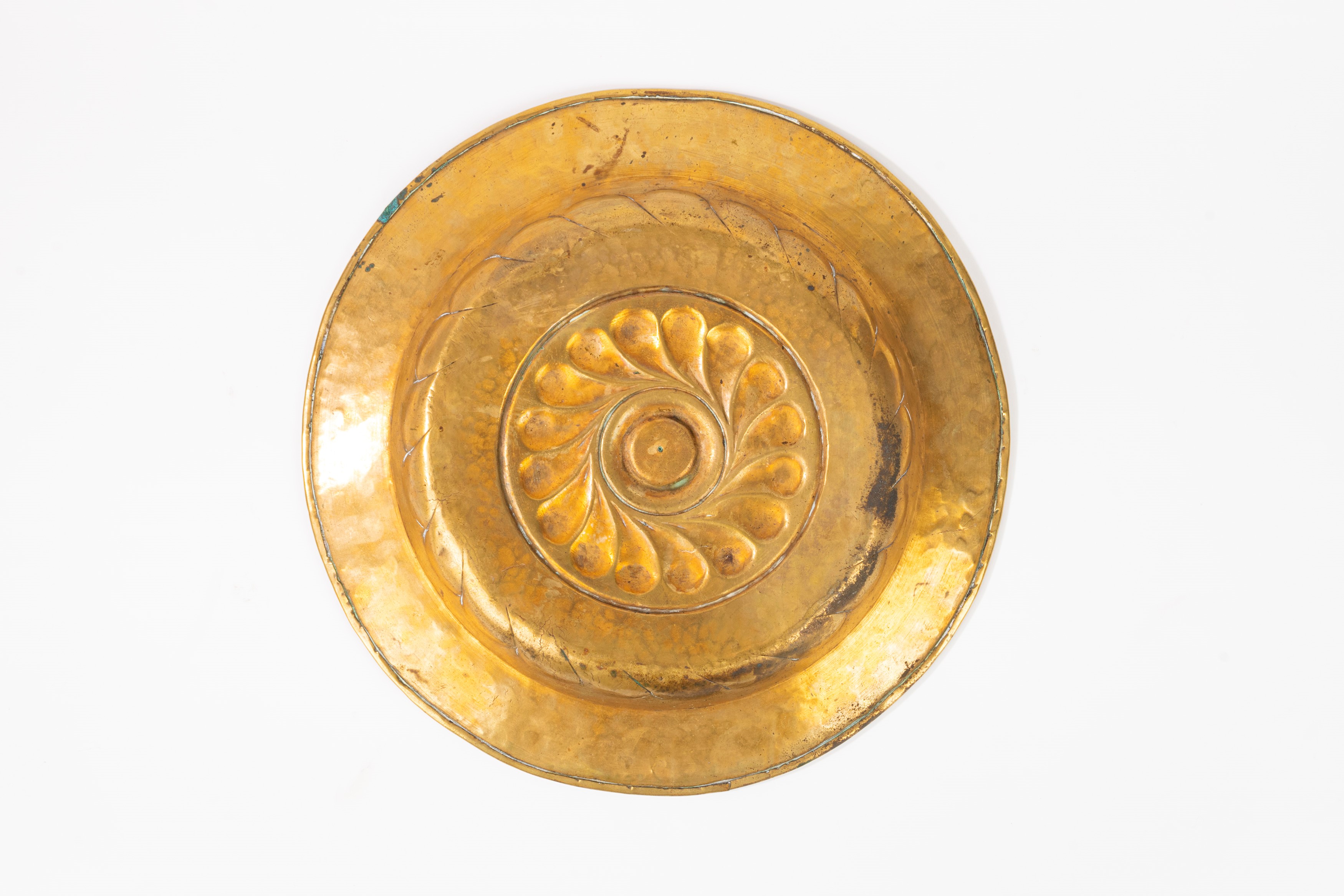 Piatto elemosiniere in metallo sbalzato