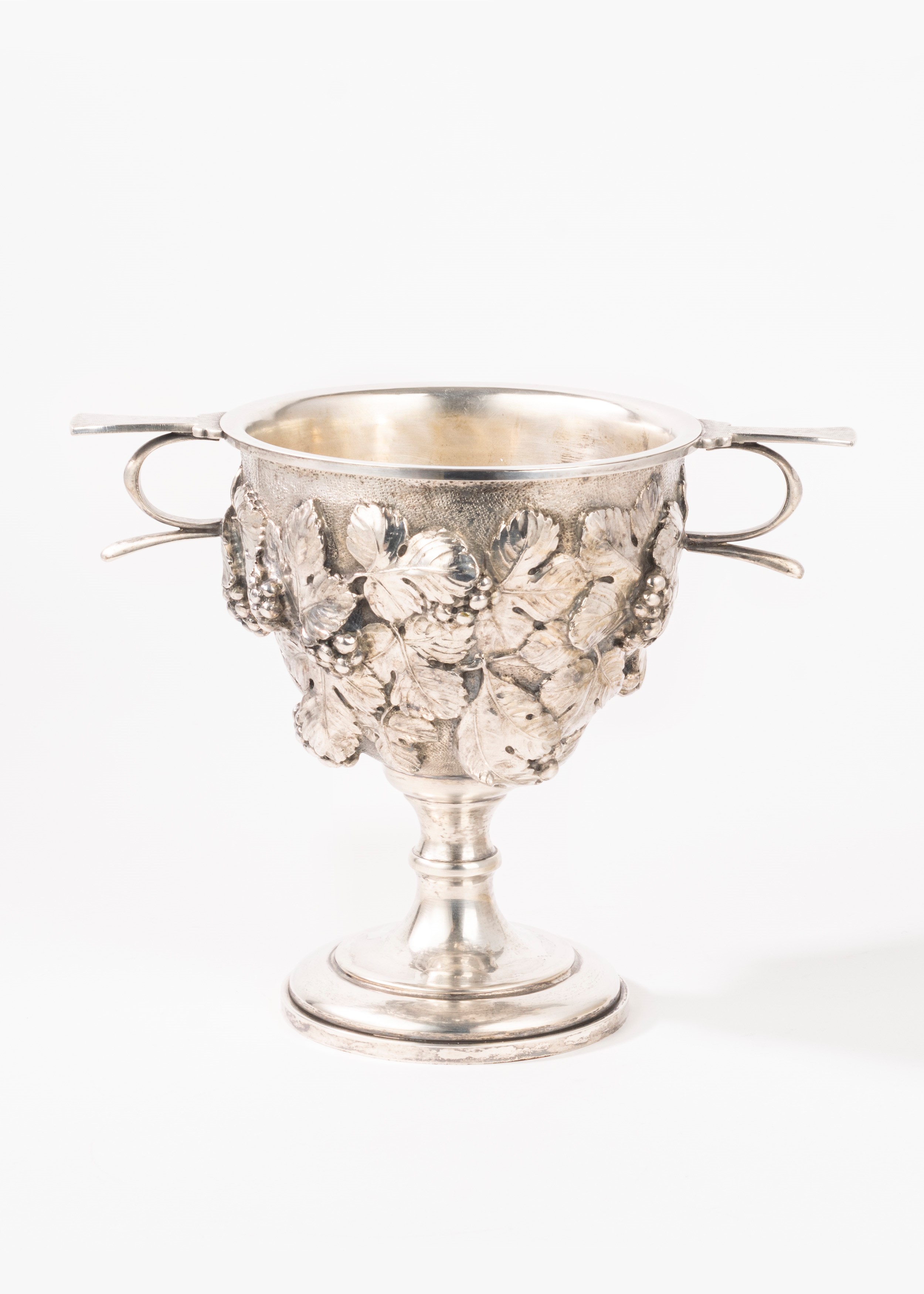 Coppa, di gusto archeologico