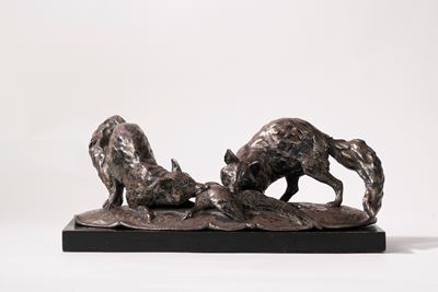 Scultura in Terracotta Ricoperta con Lamina in Rame Argentato Raffigurante Due Volpi che Assaltan...