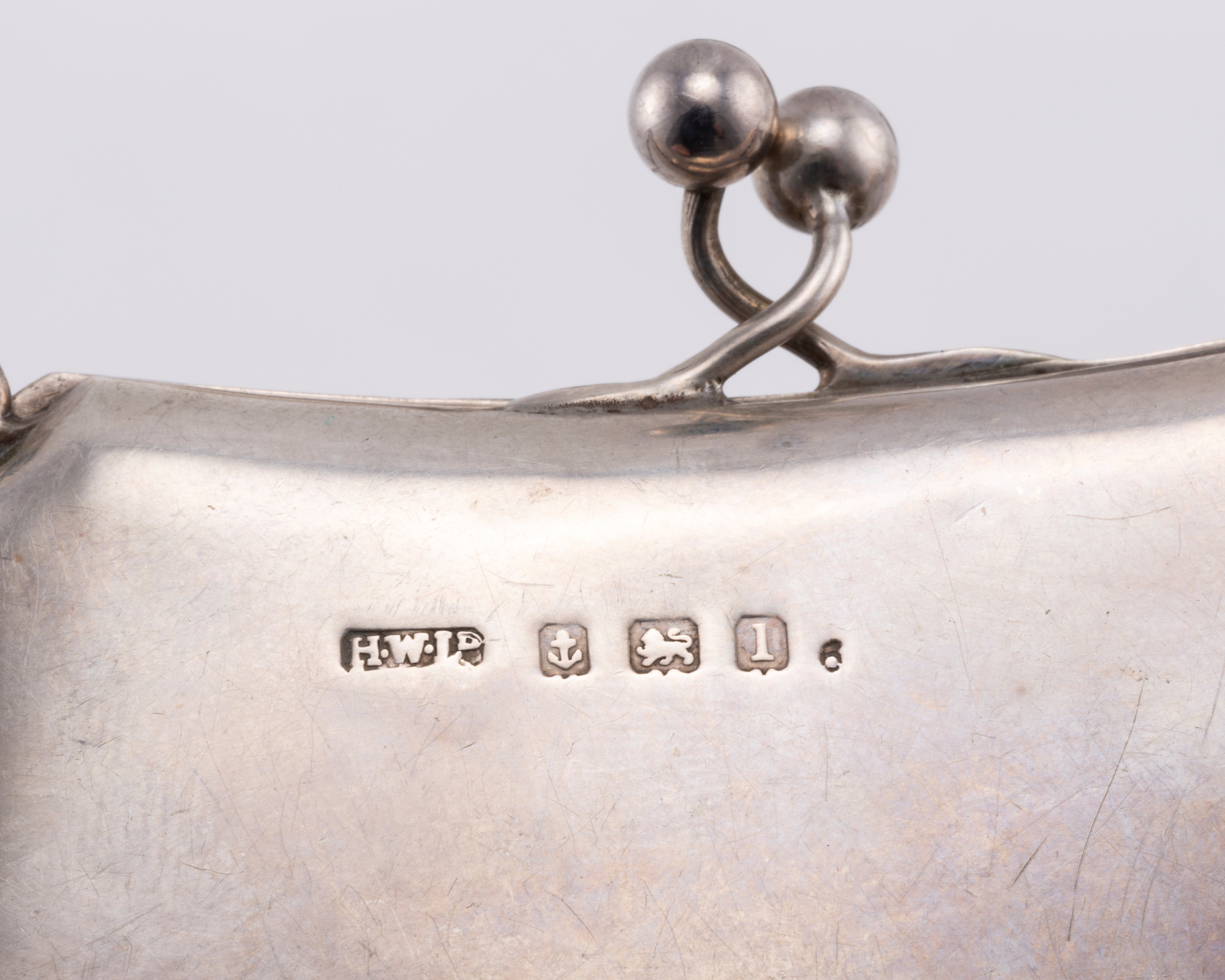 Due portabiglietti e due portamonete con catanella