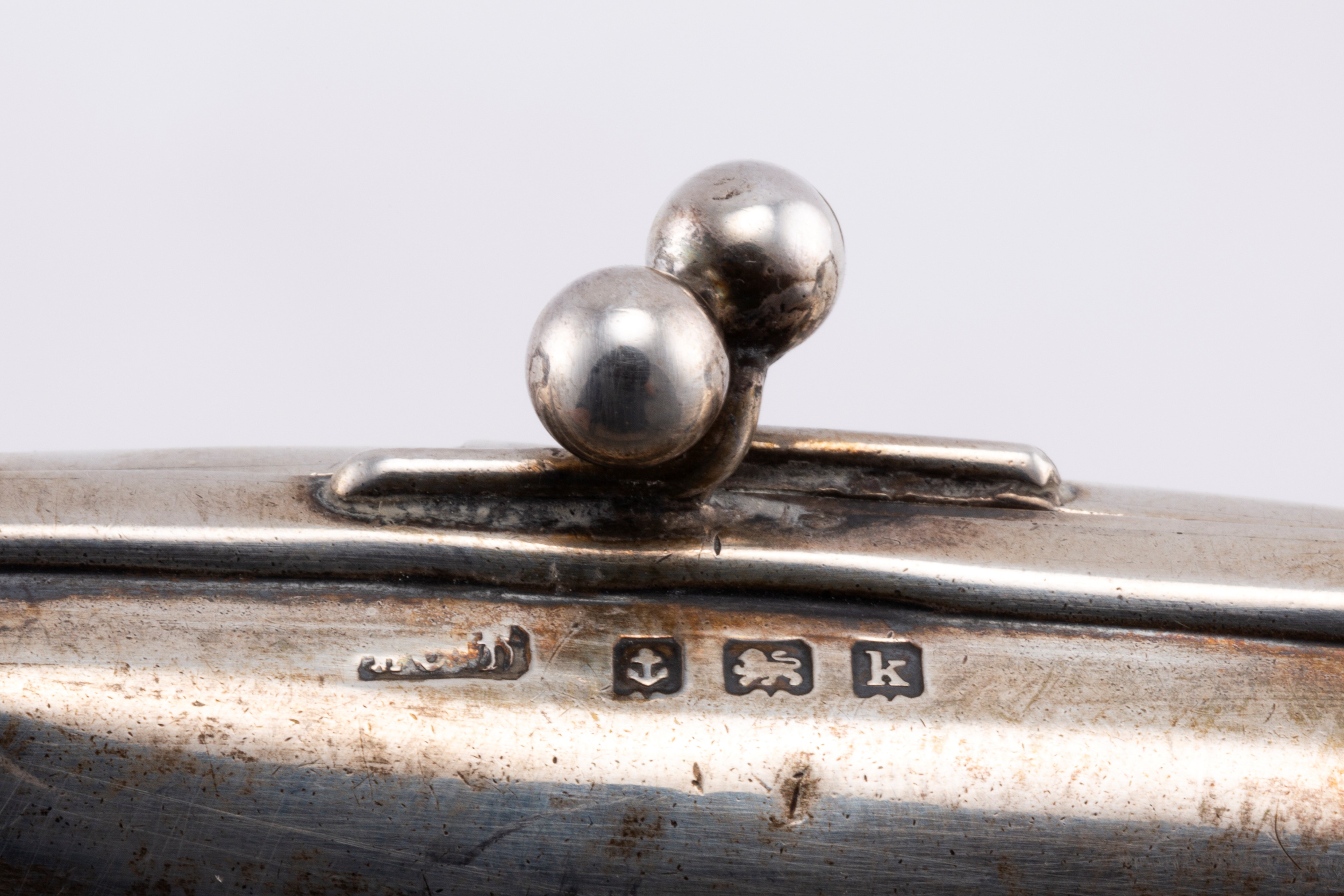 Due portabiglietti e due portamonete con catanella