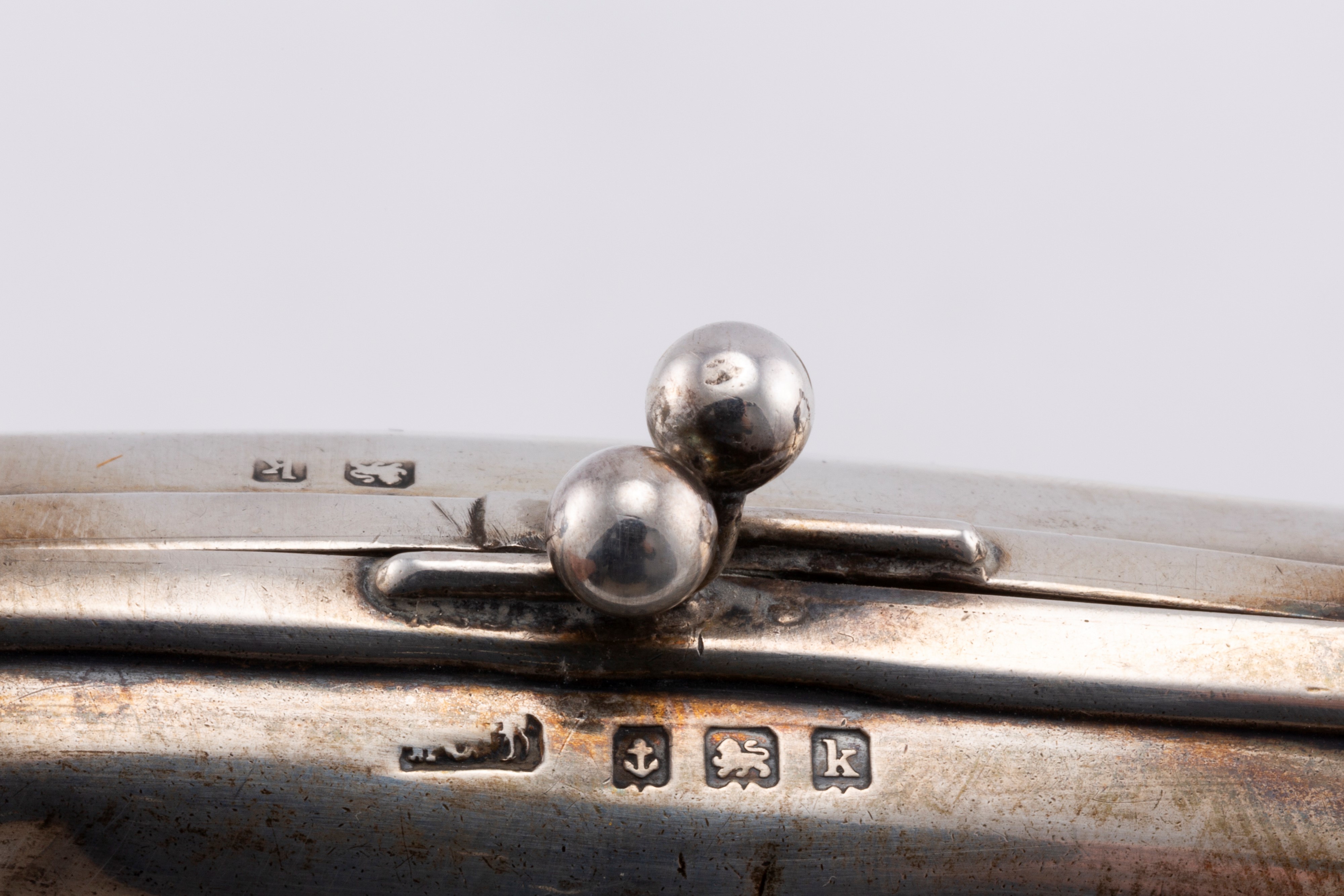 Due portabiglietti e due portamonete con catanella