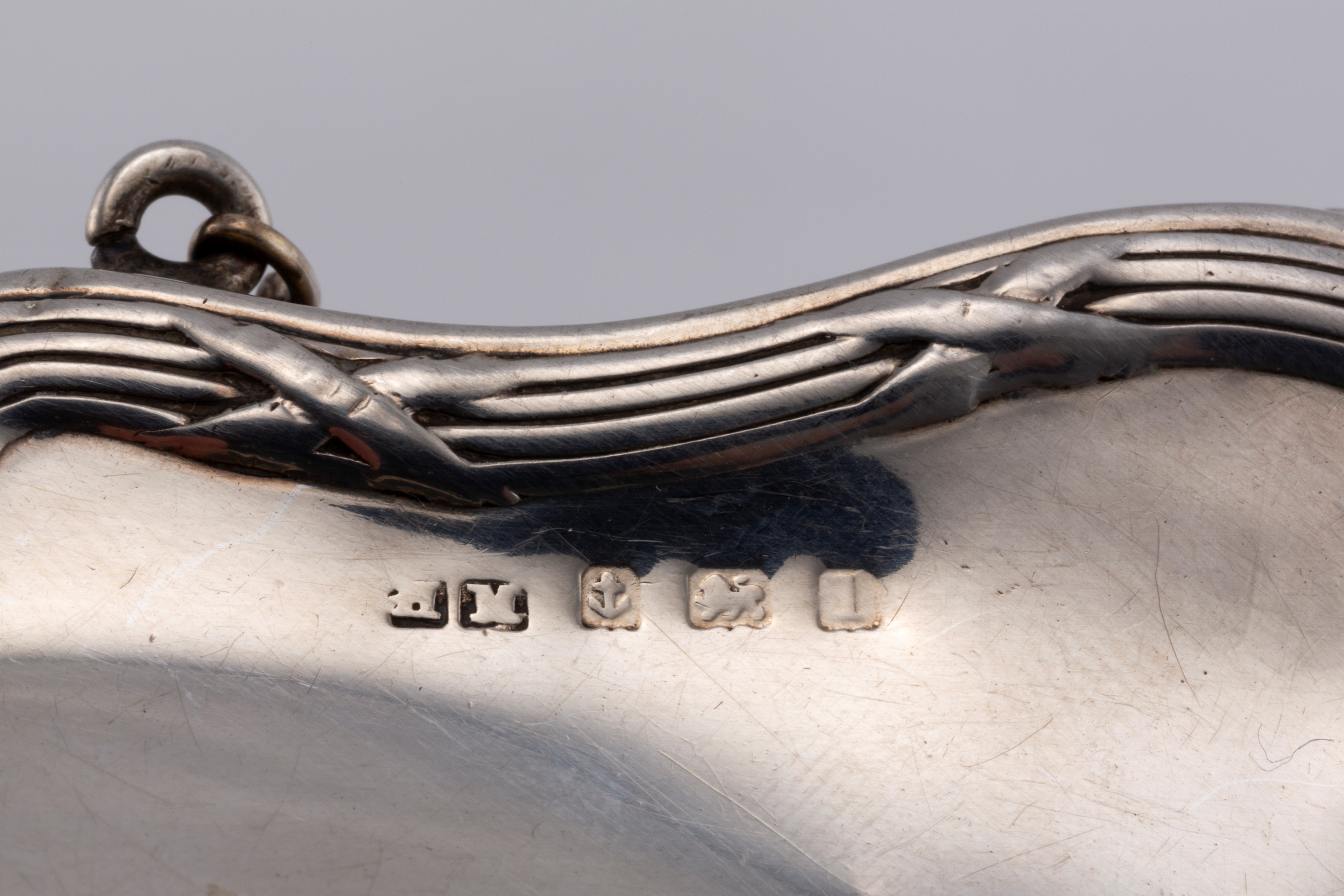 Due portabiglietti e due portamonete con catanella