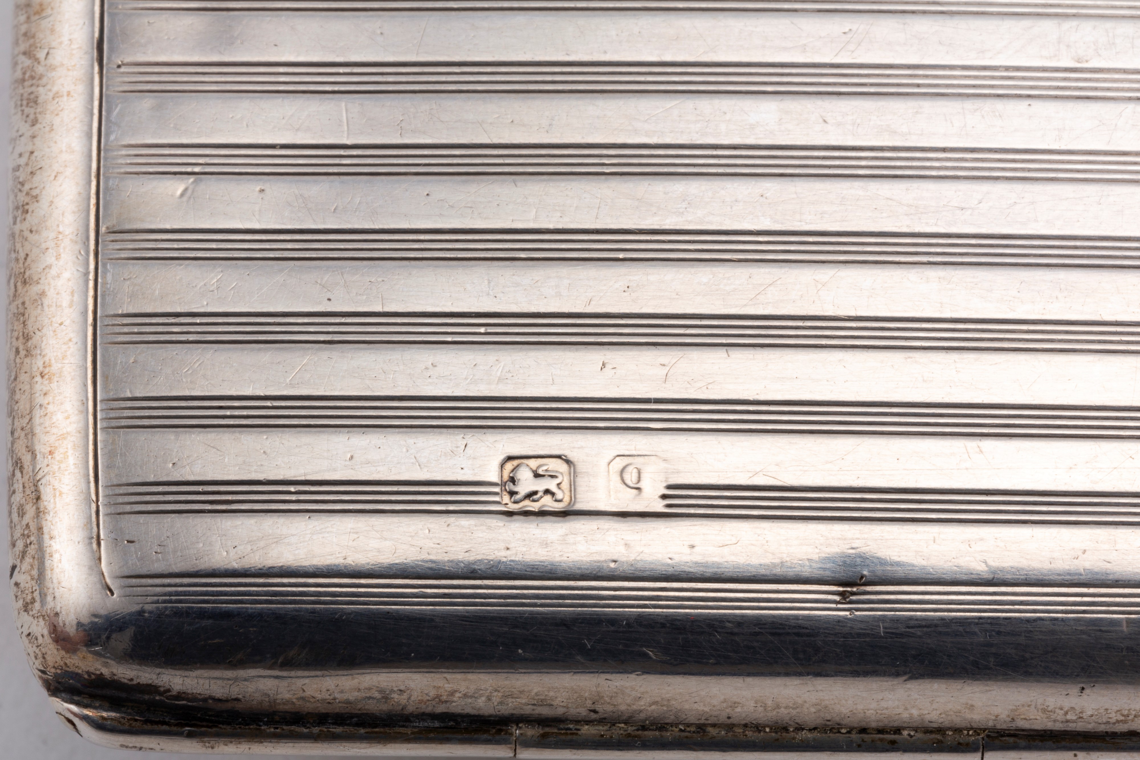 Tre porta biglietti con catenella