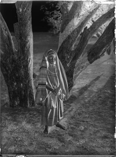 Autore sconosciuto, Campagna di Libia. Bambina araba, lastra fotografica in vetro