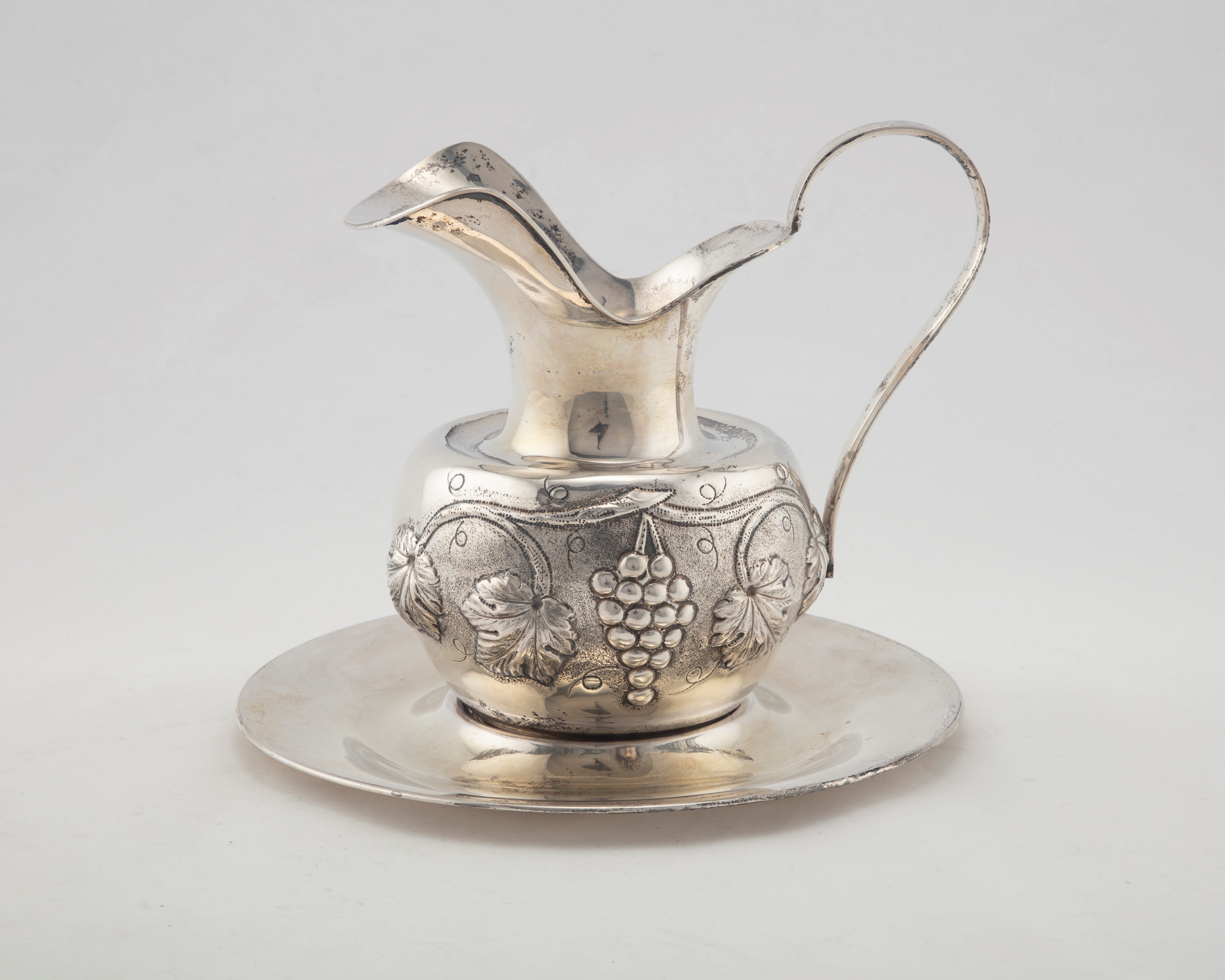 Due legumiere e una caraffa con piatto