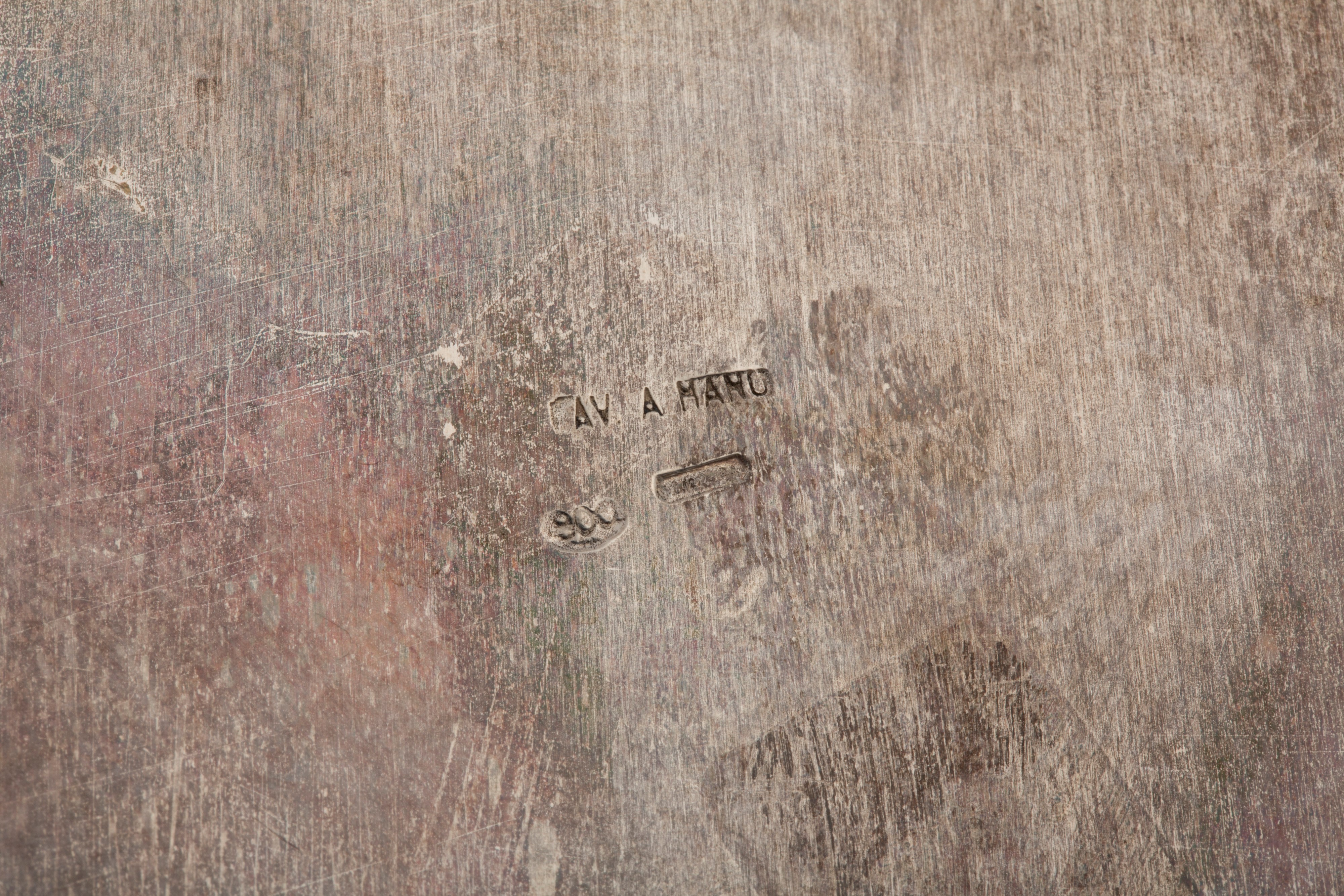 Due legumiere e una caraffa con piatto