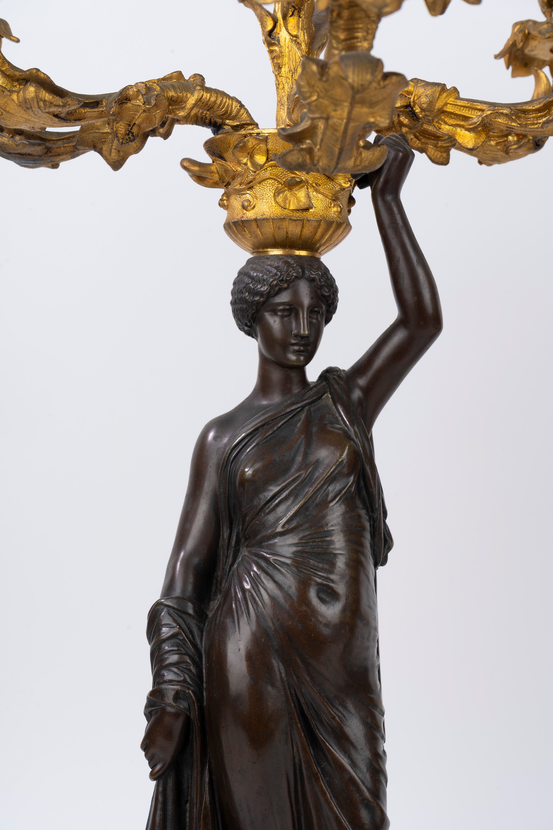 Coppia di Candelabri Impero in Bronzo Dorato e a Patina Scura, Francia Inizi Secolo XIX