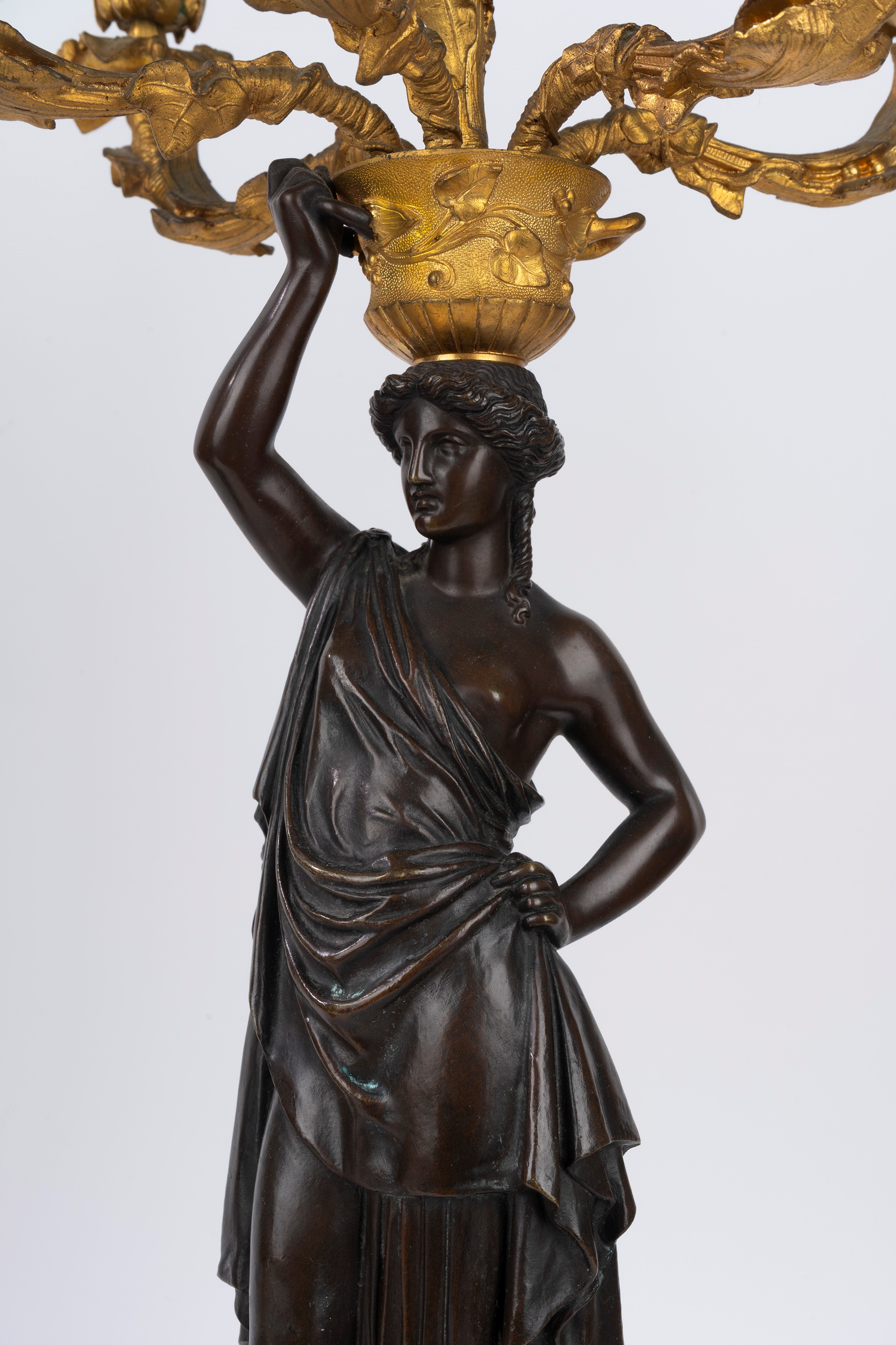 Coppia di Candelabri Impero in Bronzo Dorato e a Patina Scura, Francia Inizi Secolo XIX