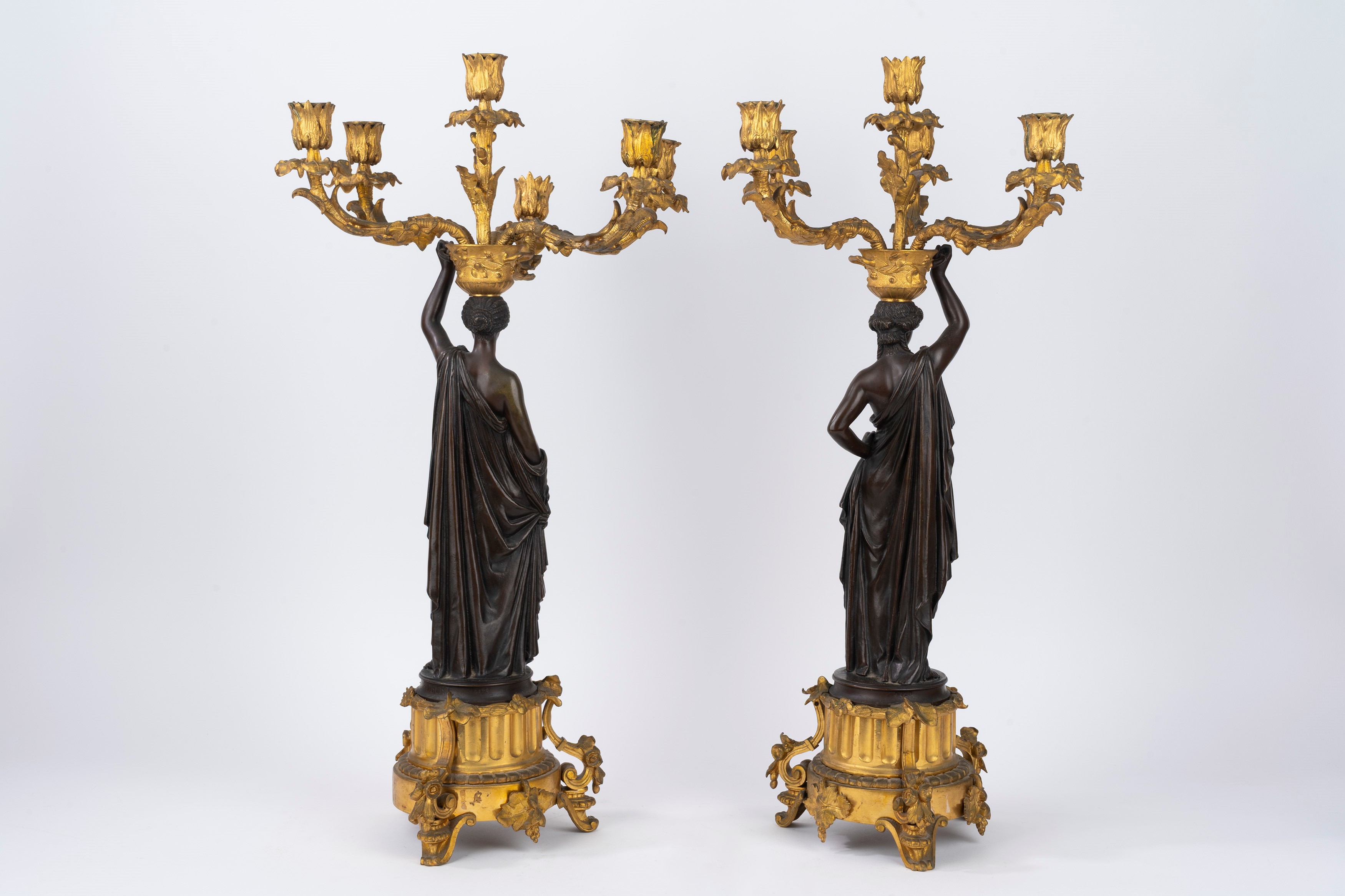 Coppia di Candelabri Impero in Bronzo Dorato e a Patina Scura, Francia Inizi Secolo XIX